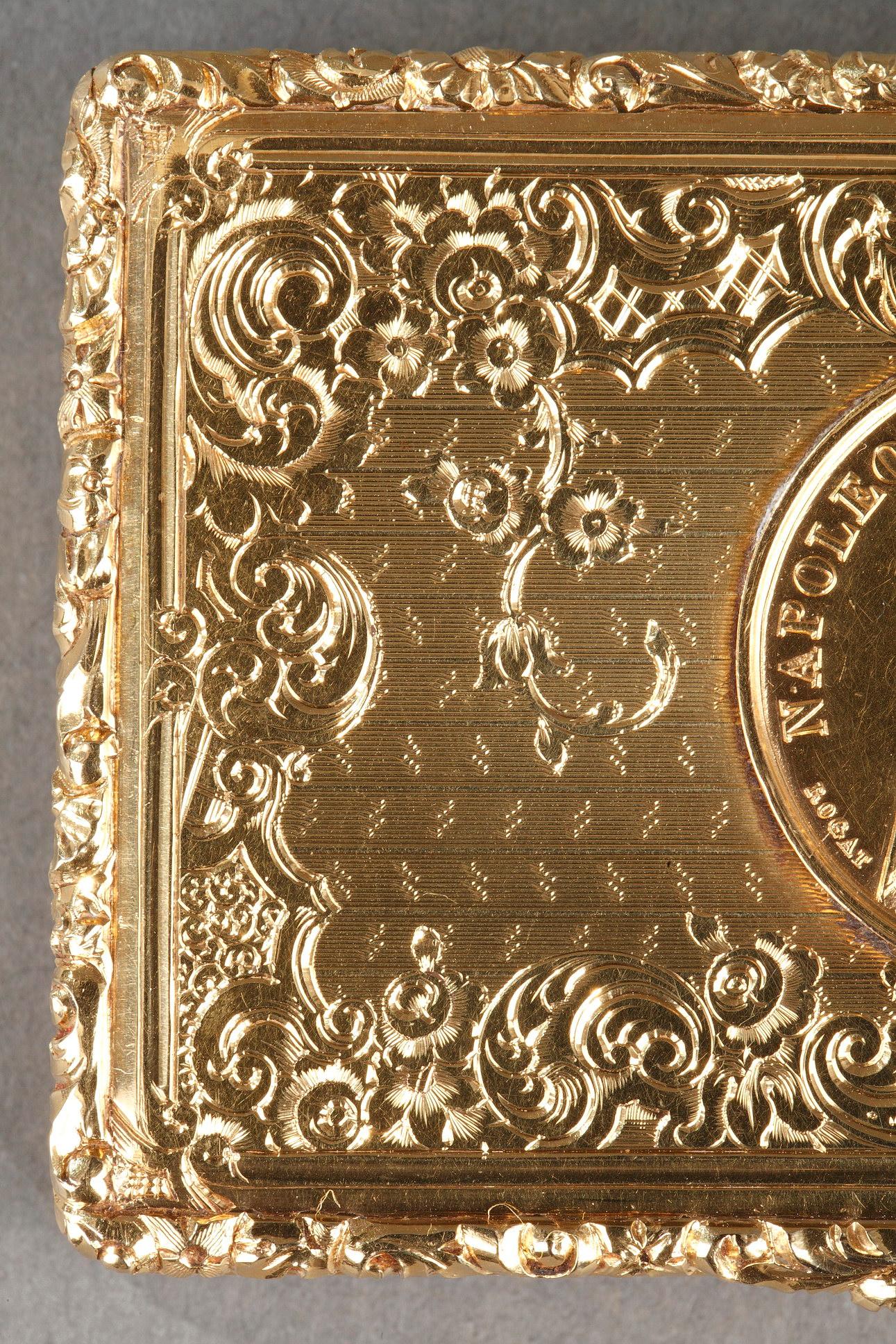 Tabatière du milieu du XIXe siècle avec médaillon Napoléon Bonaparte en vente 1