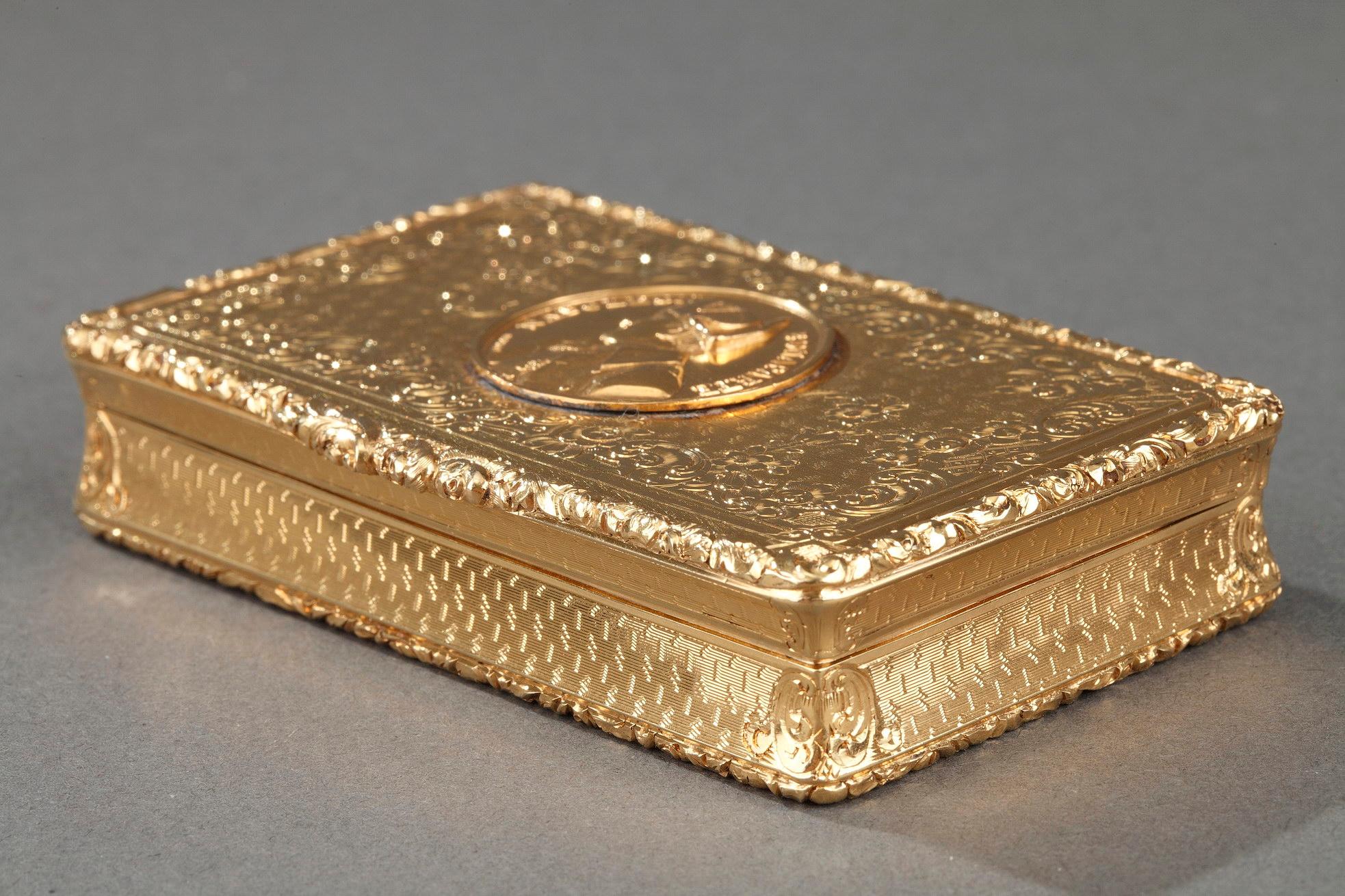 Mid-19th Century Snuff Box with Napoleon Bonaparte Medallion In Good Condition For Sale In Paris, FR