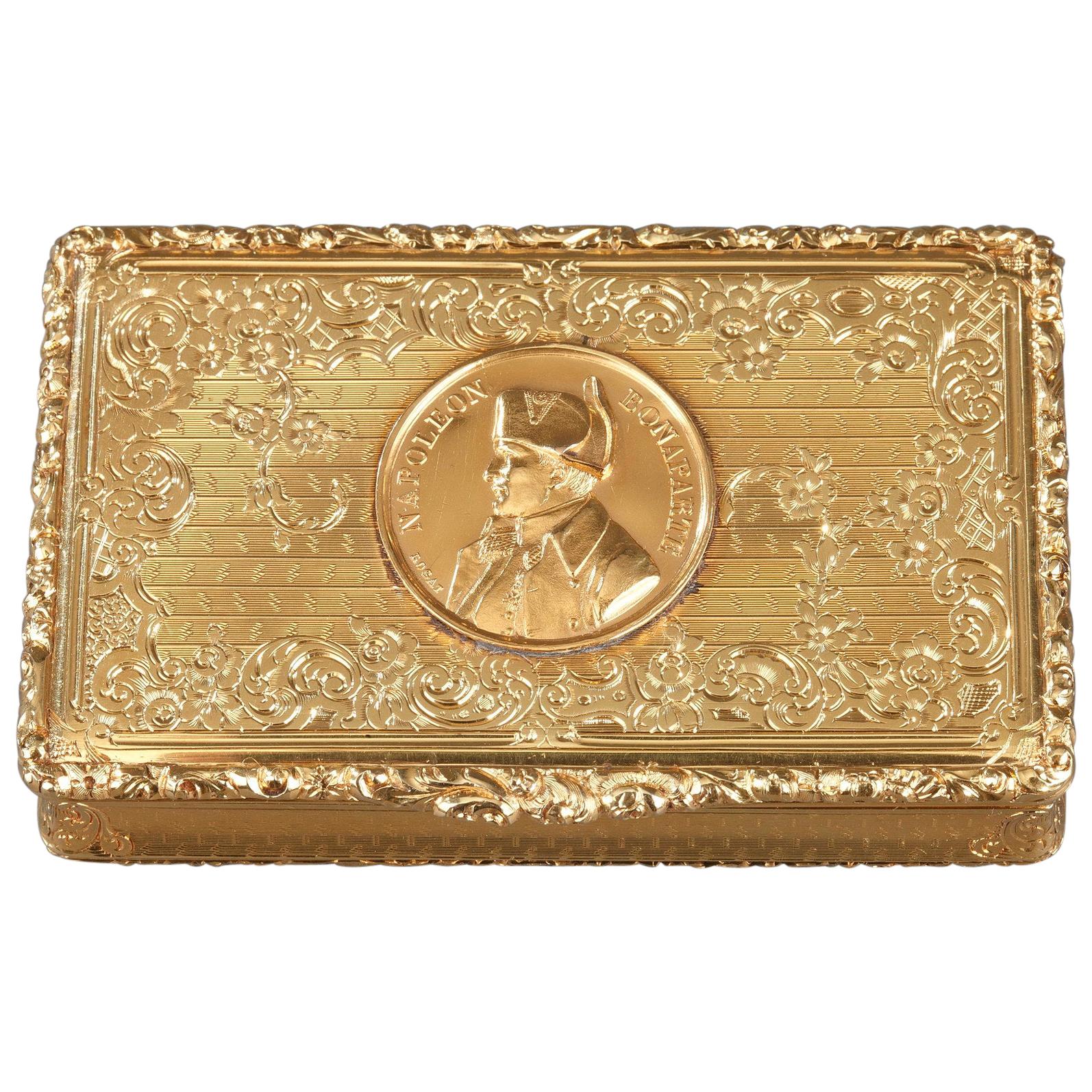 Mid-19th Century Snuff Box with Napoleon Bonaparte Medallion For Sale