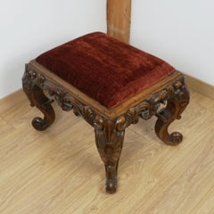 Tabouret en noyer massif et sculpté du milieu du XIXe siècle