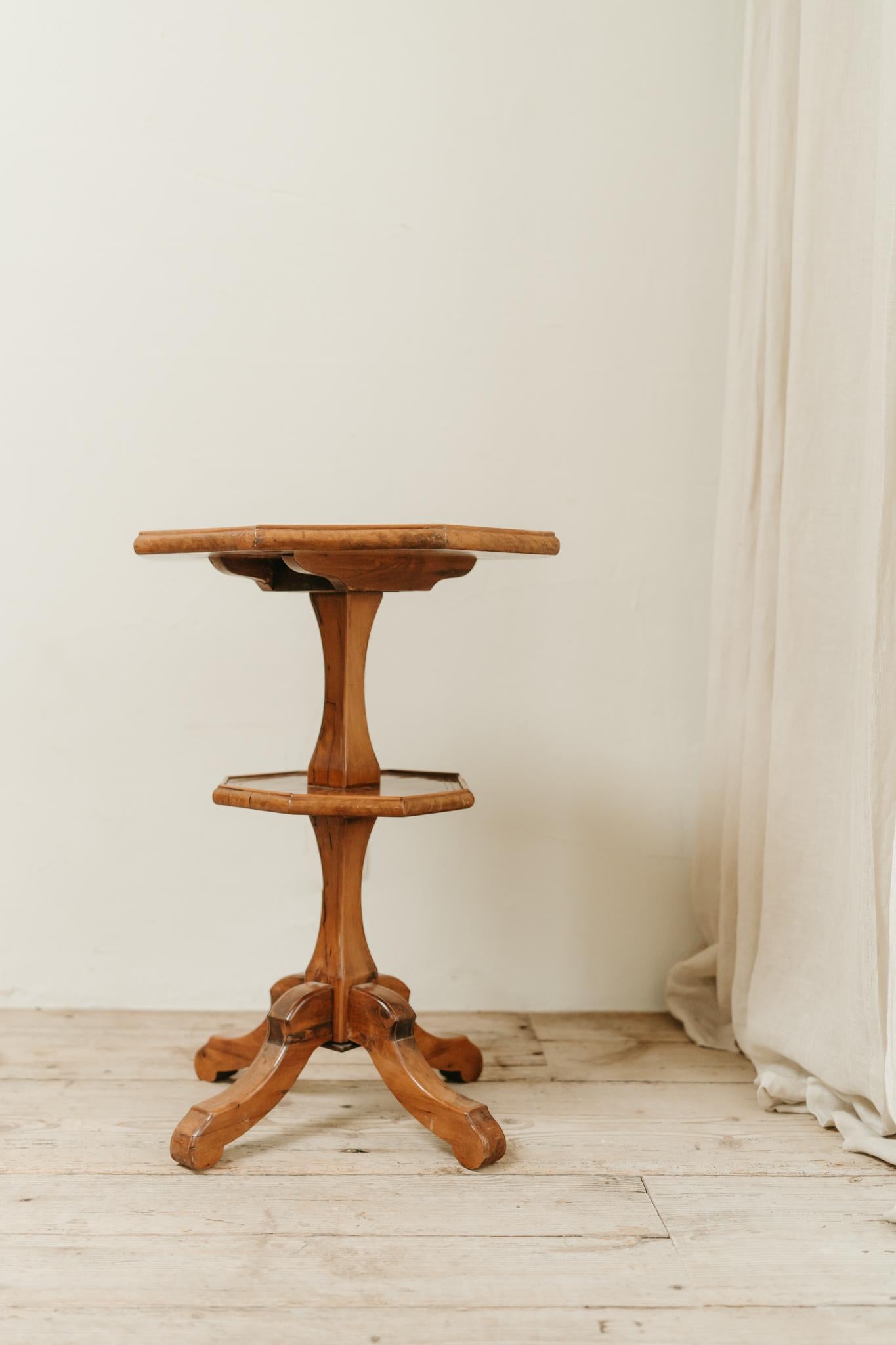 Mesa basculante octogonal de madera de frutal española de mediados del siglo XIX en venta 5