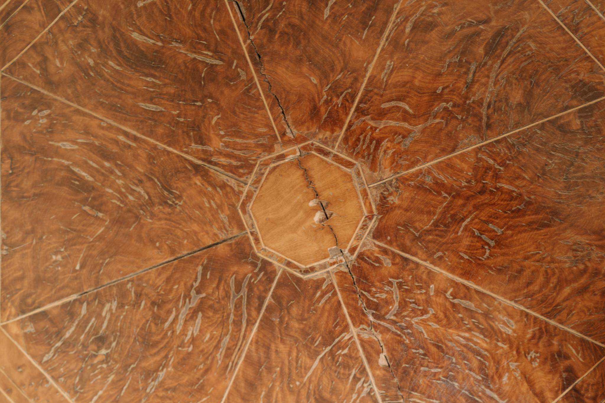 Mesa basculante octogonal de madera de frutal española de mediados del siglo XIX en venta 6