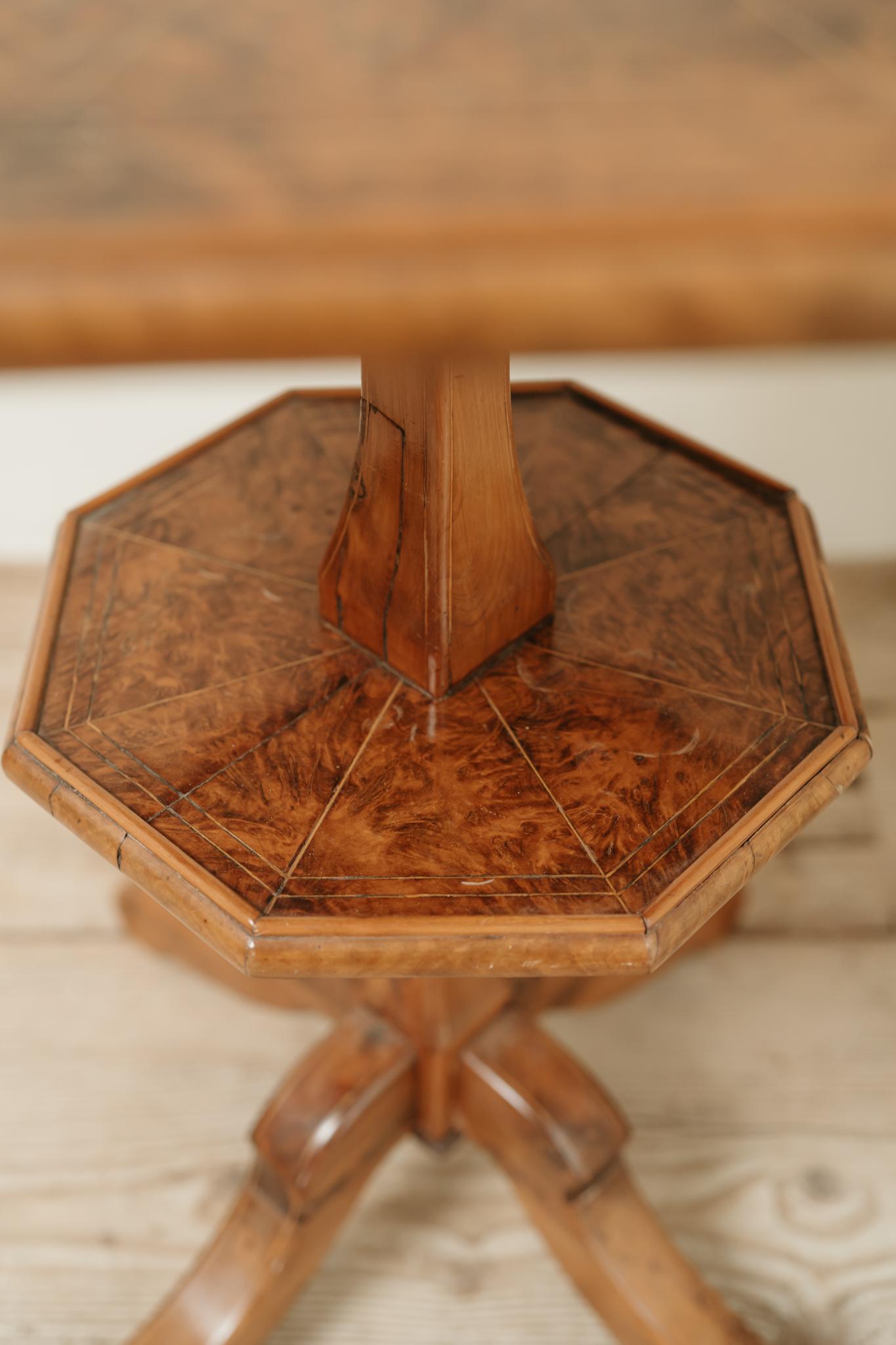 Mesa basculante octogonal de madera de frutal española de mediados del siglo XIX en venta 7