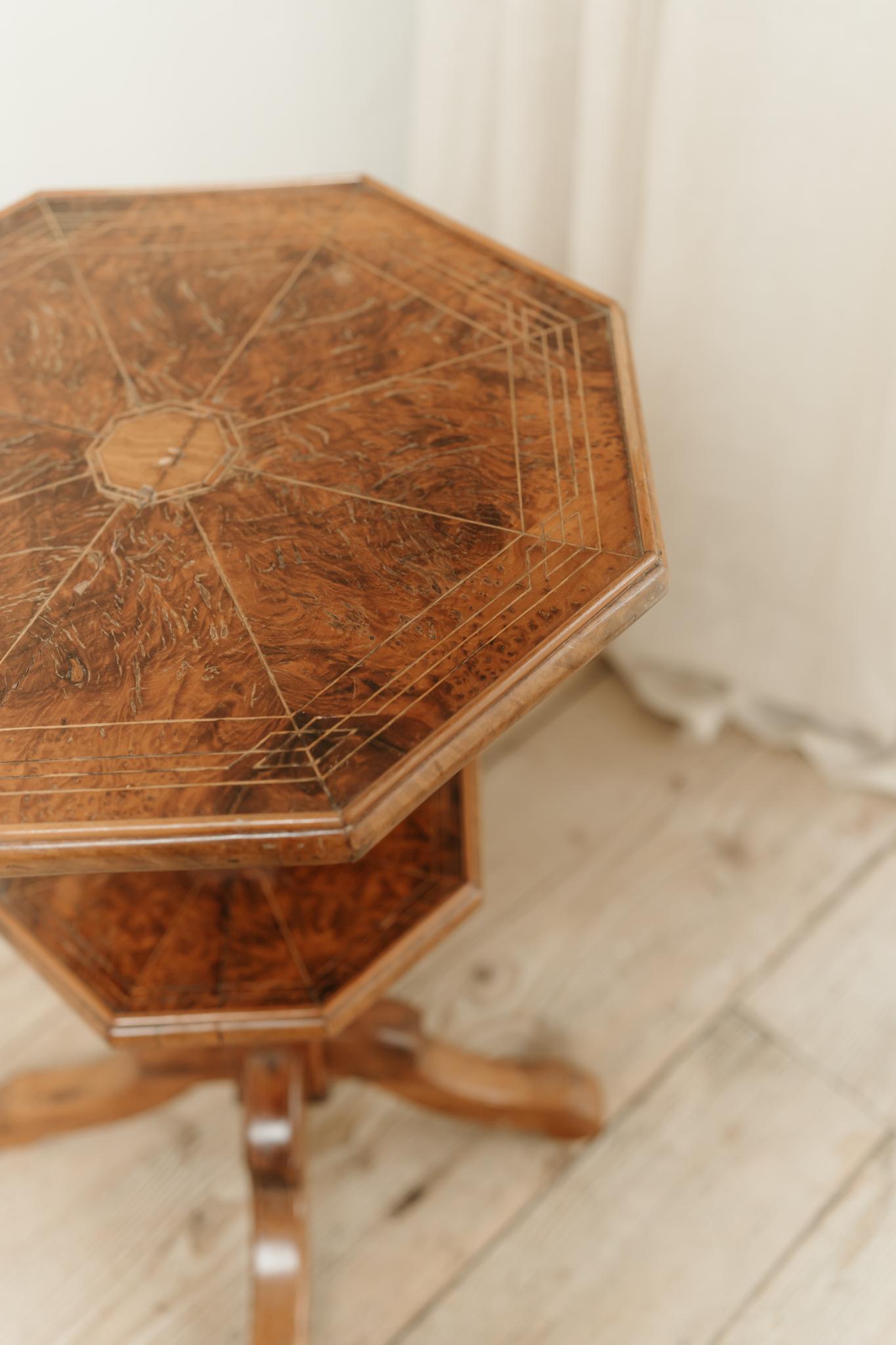 Mesa basculante octogonal de madera de frutal española de mediados del siglo XIX en venta 8