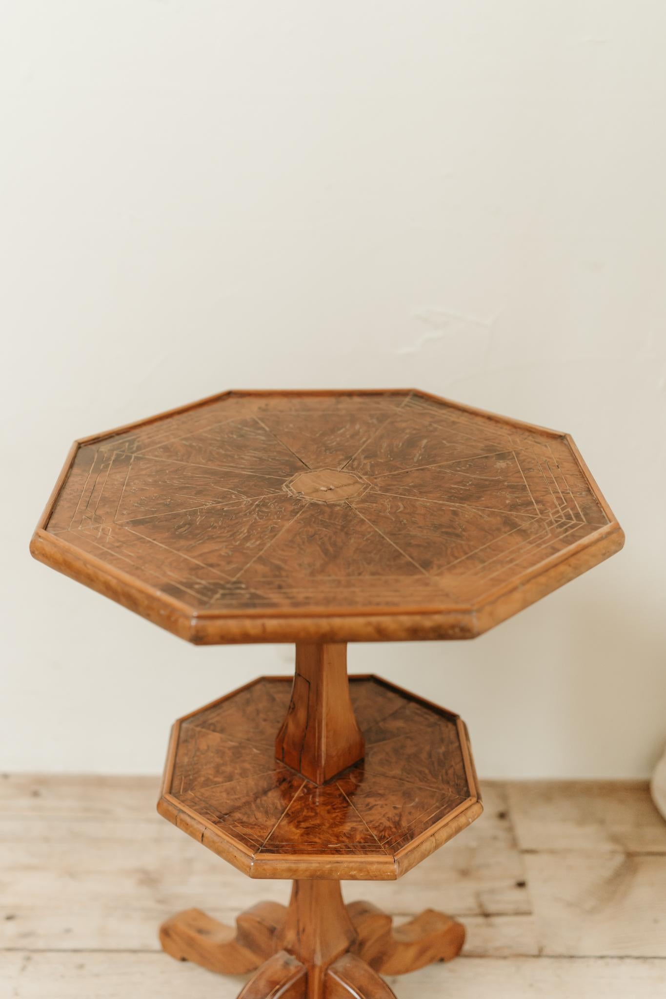 Mesa basculante octogonal de madera de frutal española de mediados del siglo XIX en venta 9