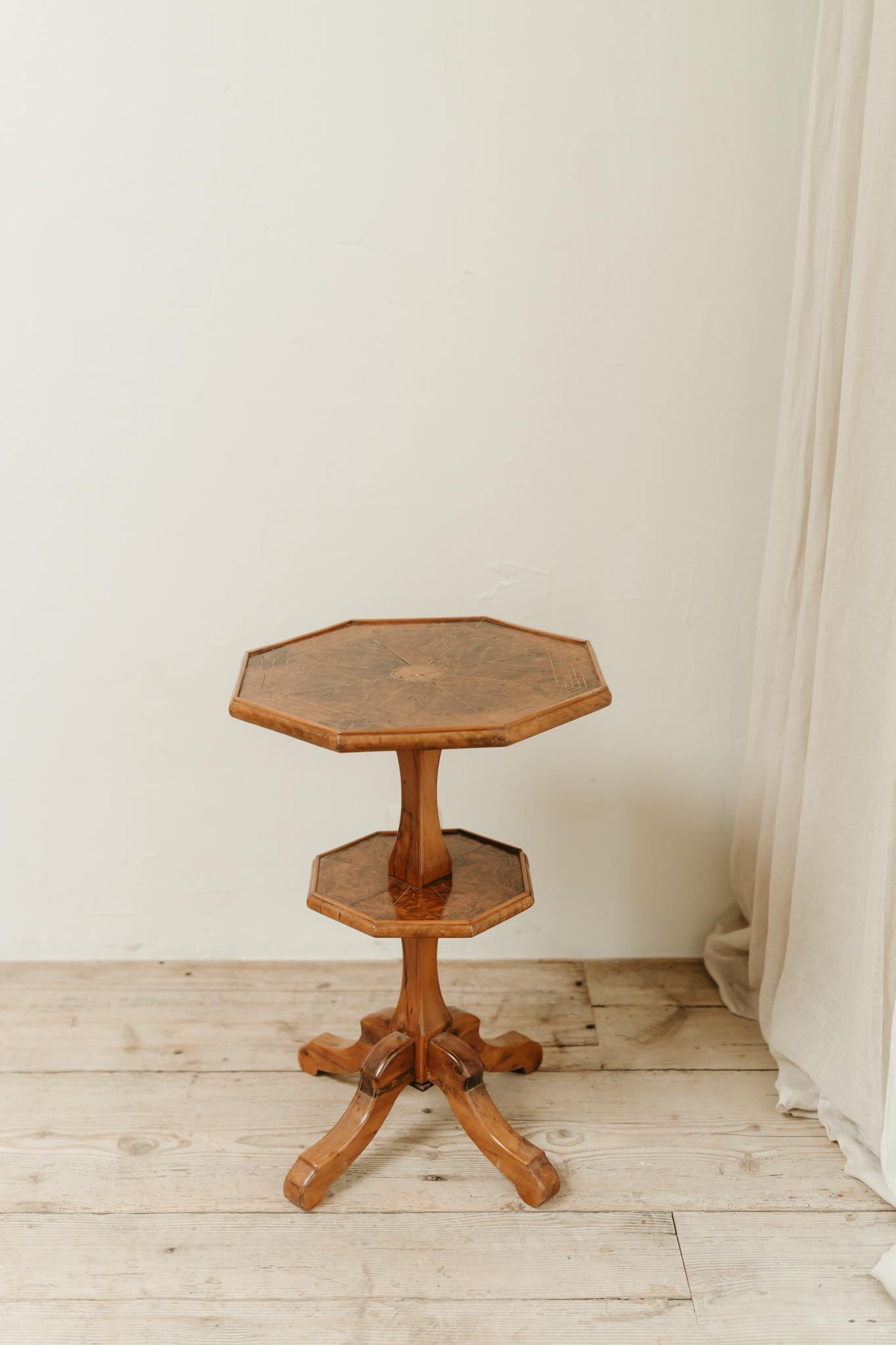 Mesa basculante octogonal de madera de frutal española de mediados del siglo XIX en venta 10