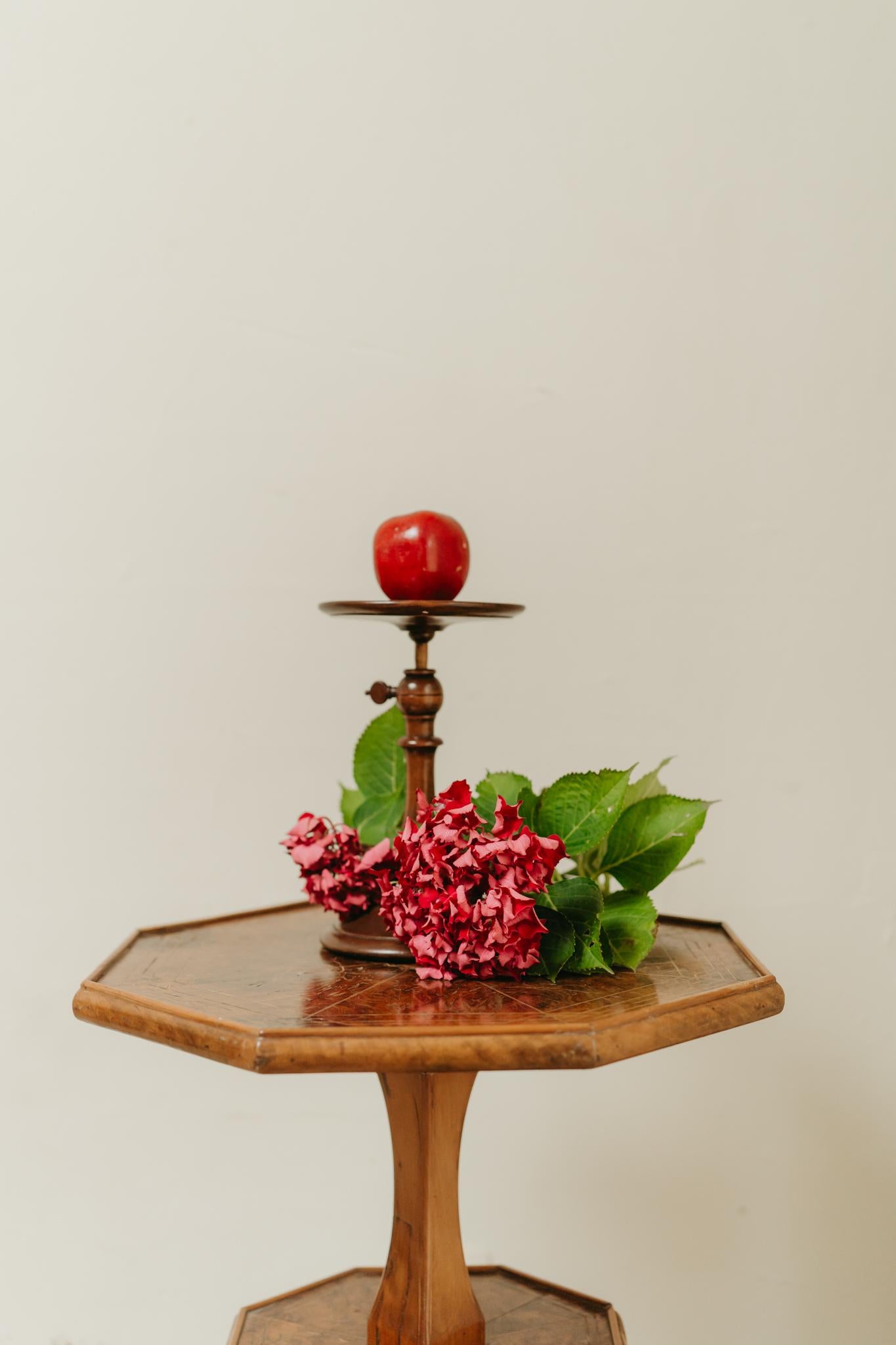 Mesa basculante octogonal de madera de frutal española de mediados del siglo XIX en Bueno estado para la venta en Brecht, BE