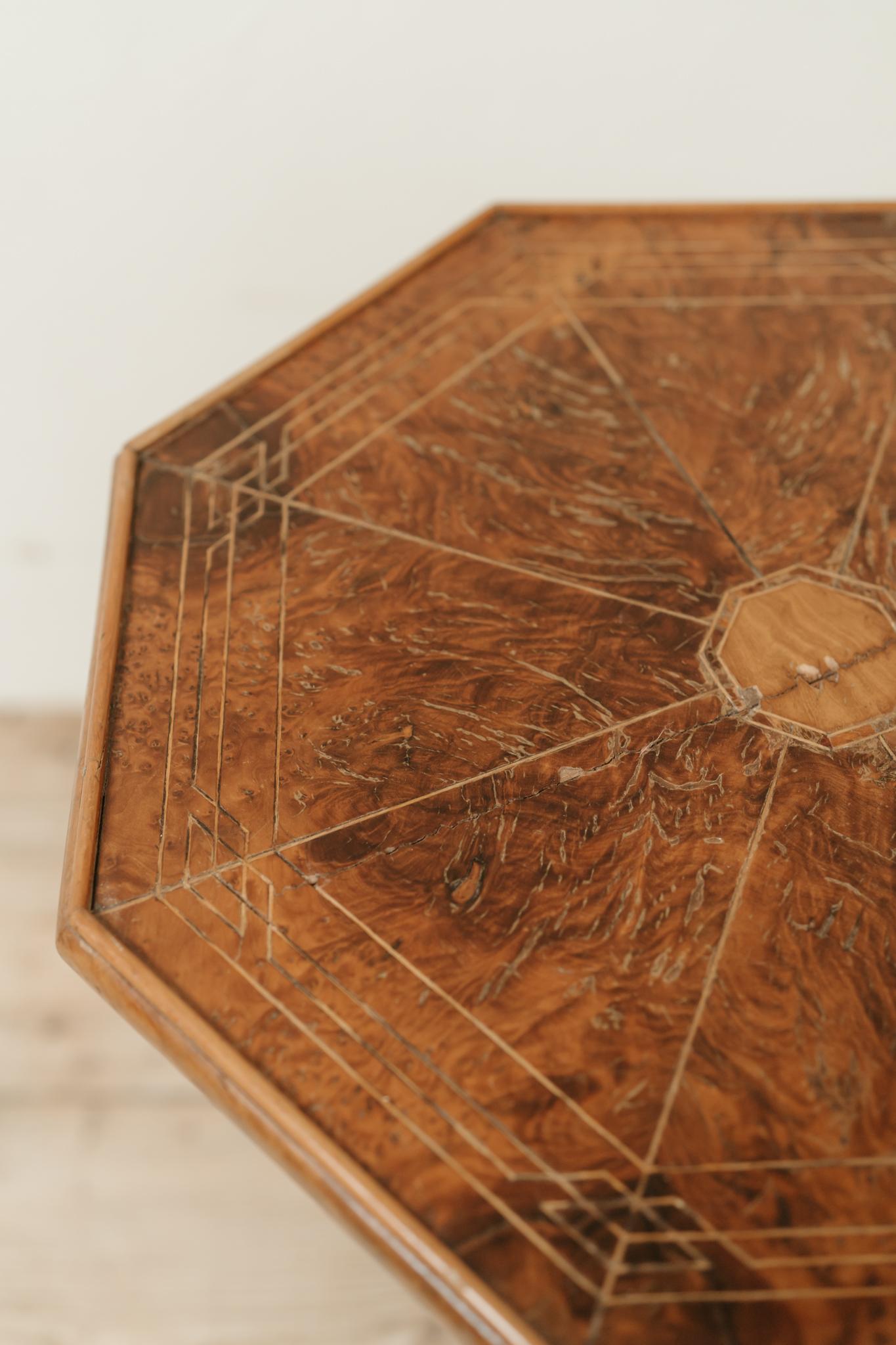 Mesa basculante octogonal de madera de frutal española de mediados del siglo XIX en venta 1