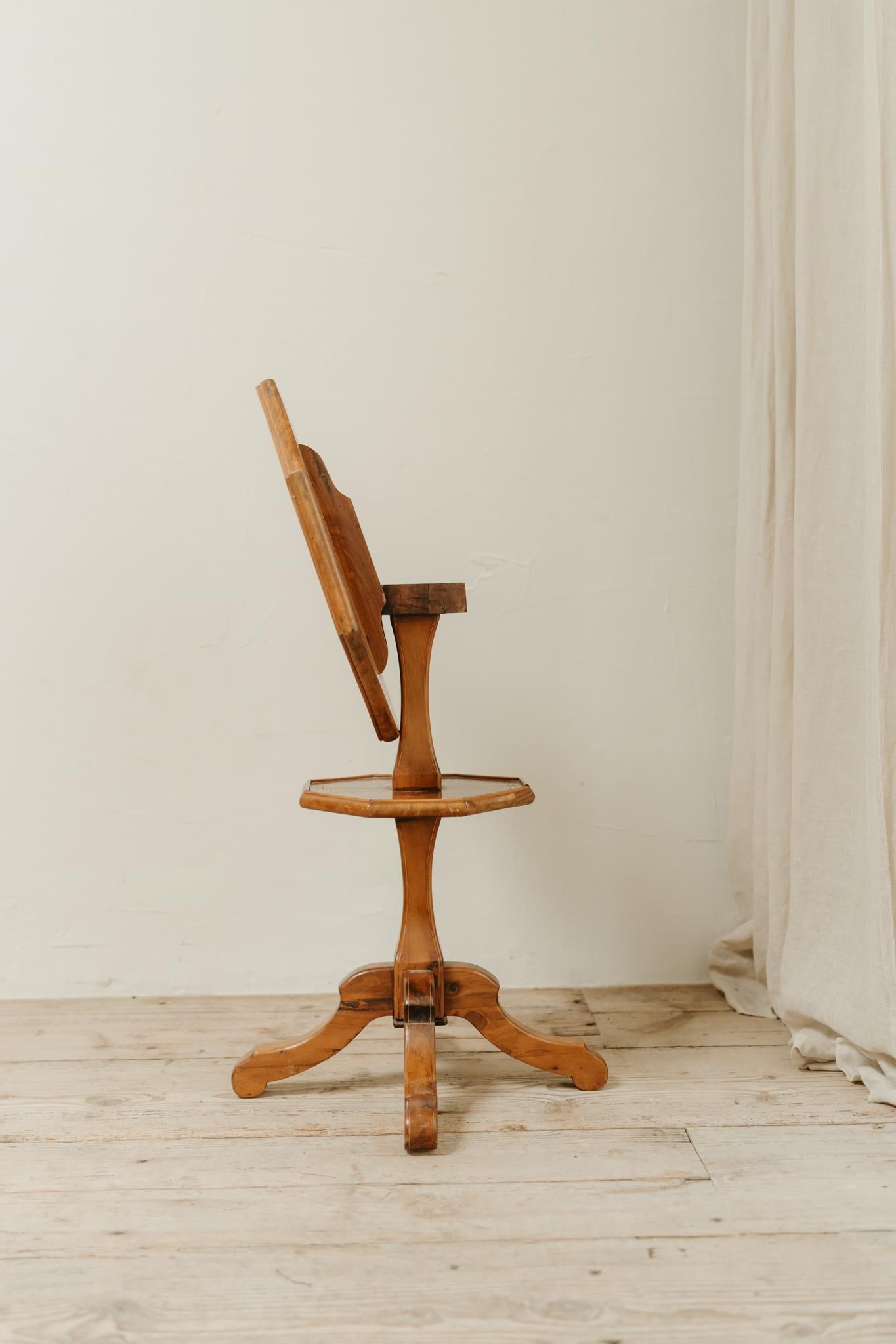 Mesa basculante octogonal de madera de frutal española de mediados del siglo XIX en venta 2