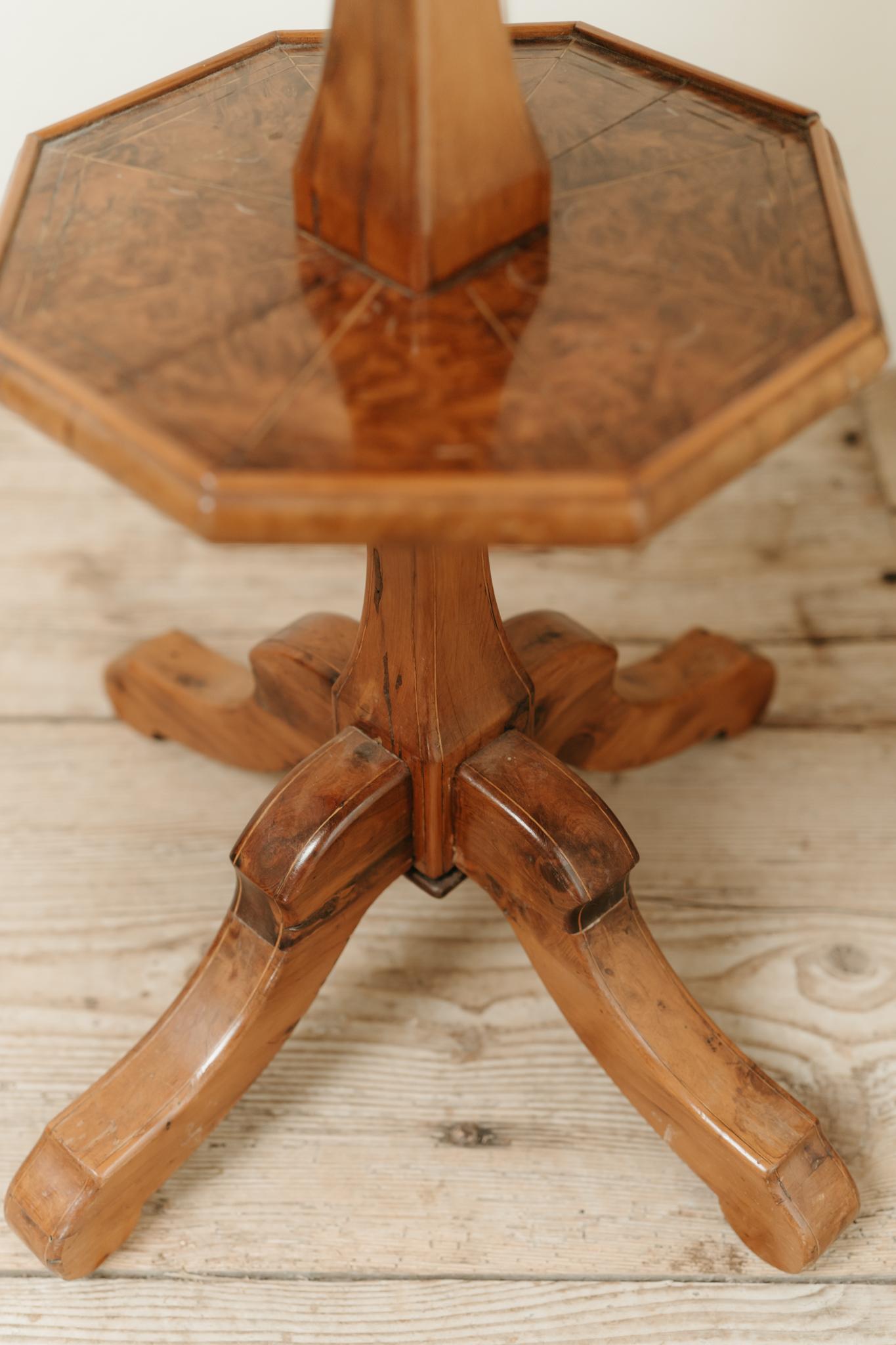 Mesa basculante octogonal de madera de frutal española de mediados del siglo XIX en venta 3
