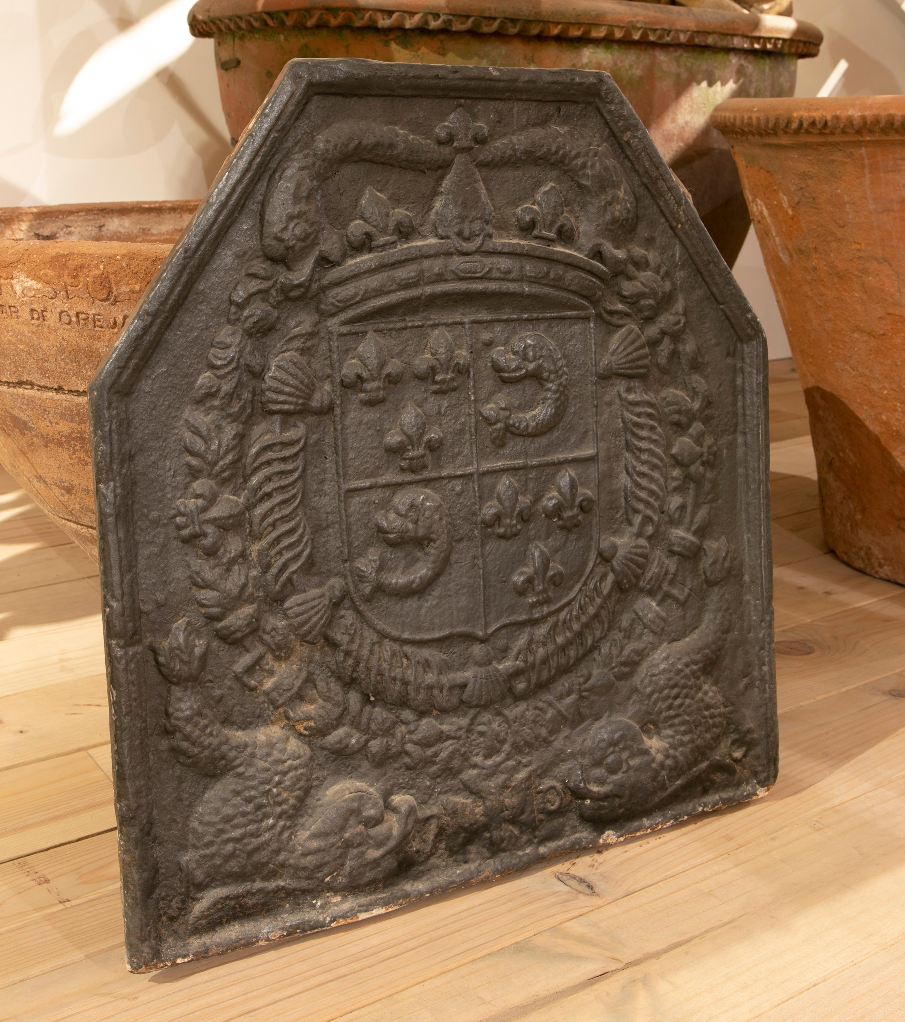 Espagnol Plaque de cheminée espagnole en fonte du milieu du 19e siècle avec armoiries héraldiques en relief en vente