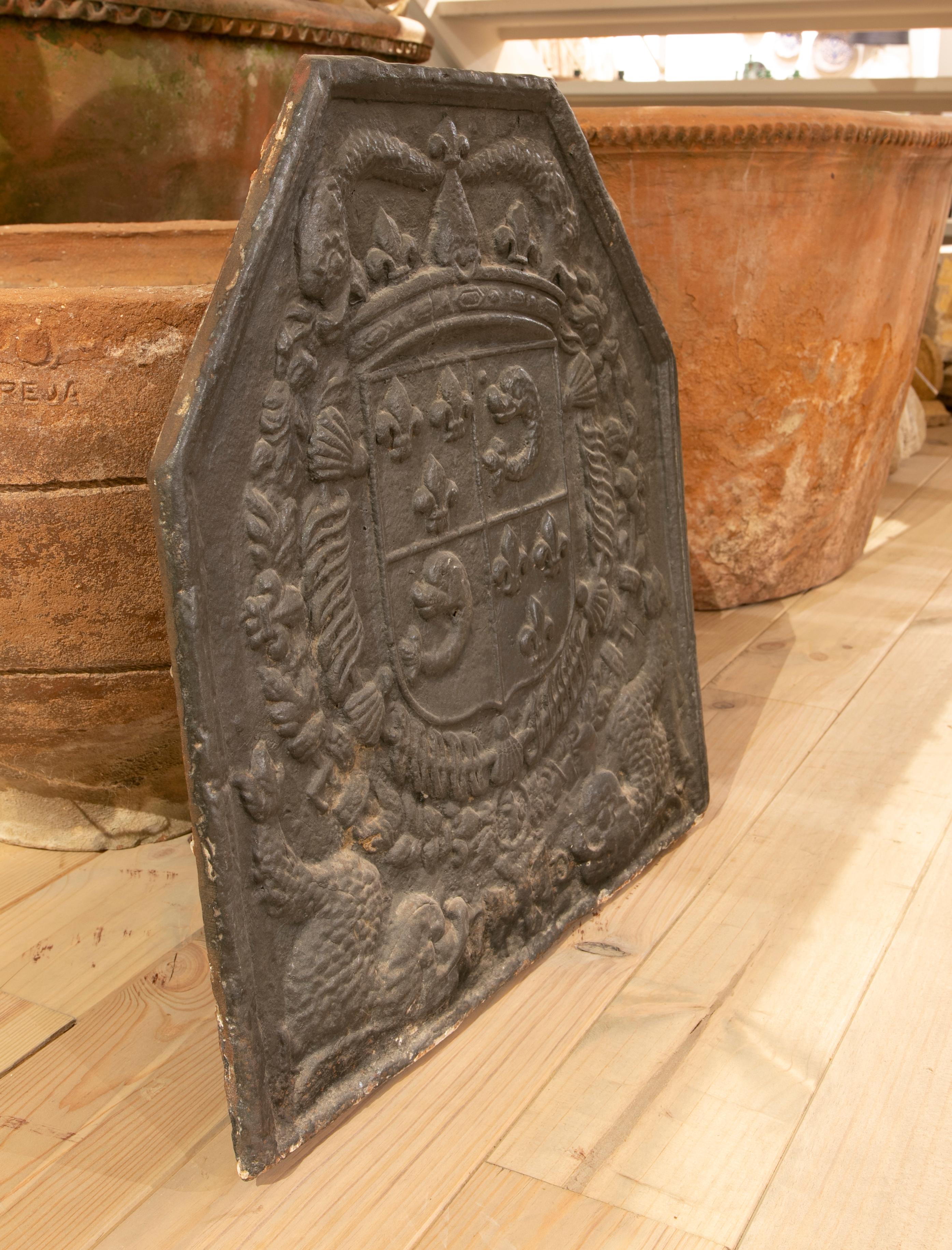 Plaque de cheminée espagnole en fonte du milieu du 19e siècle avec armoiries héraldiques en relief Bon état - En vente à Marbella, ES