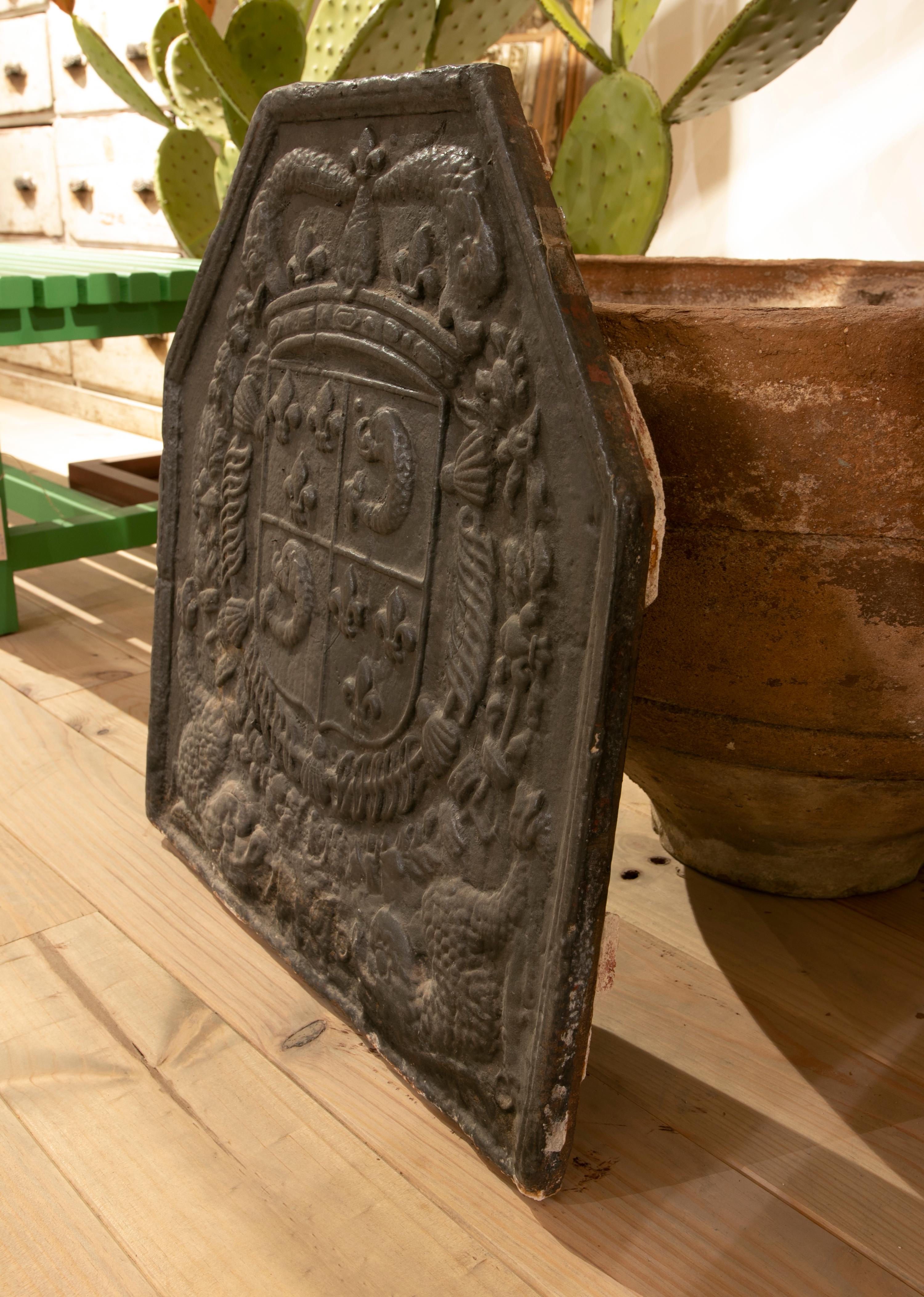 XIXe siècle Plaque de cheminée espagnole en fonte du milieu du 19e siècle avec armoiries héraldiques en relief en vente