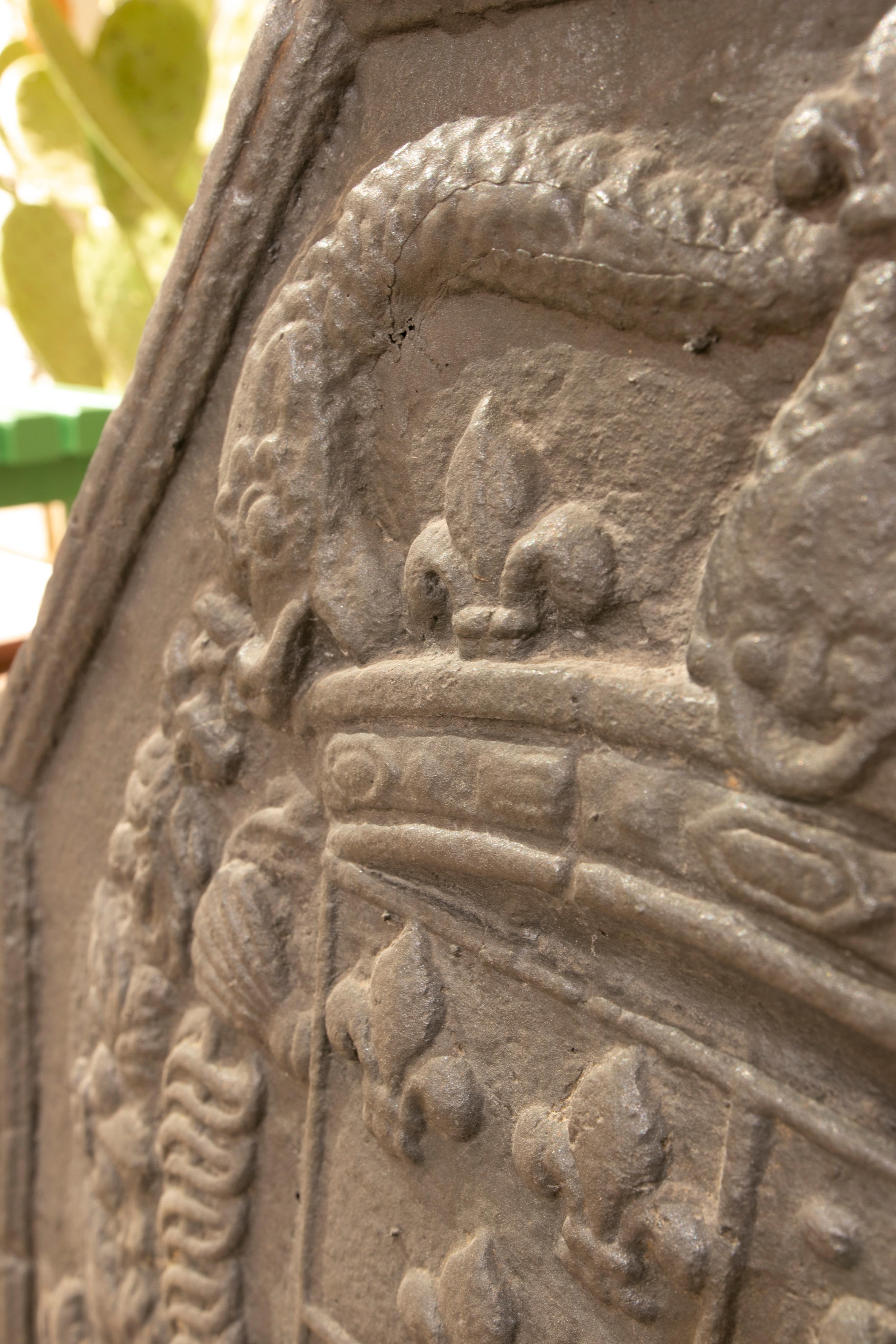 Fer Plaque de cheminée espagnole en fonte du milieu du 19e siècle avec armoiries héraldiques en relief en vente
