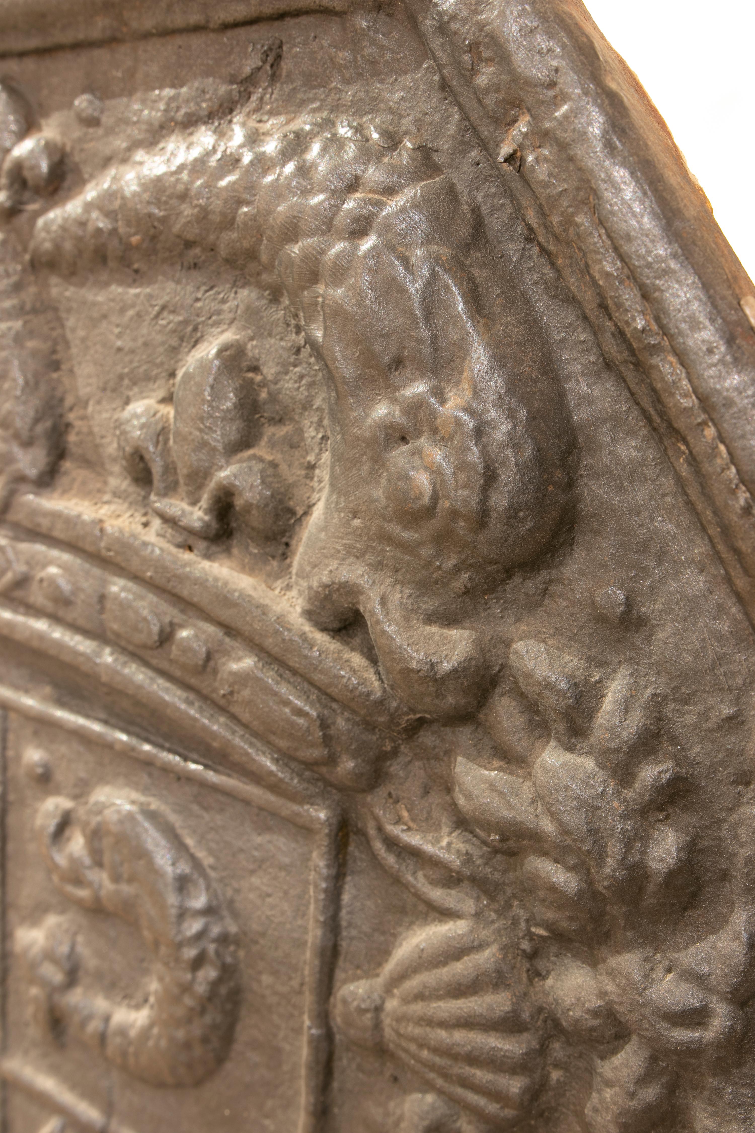 Plaque de cheminée espagnole en fonte du milieu du 19e siècle avec armoiries héraldiques en relief en vente 1