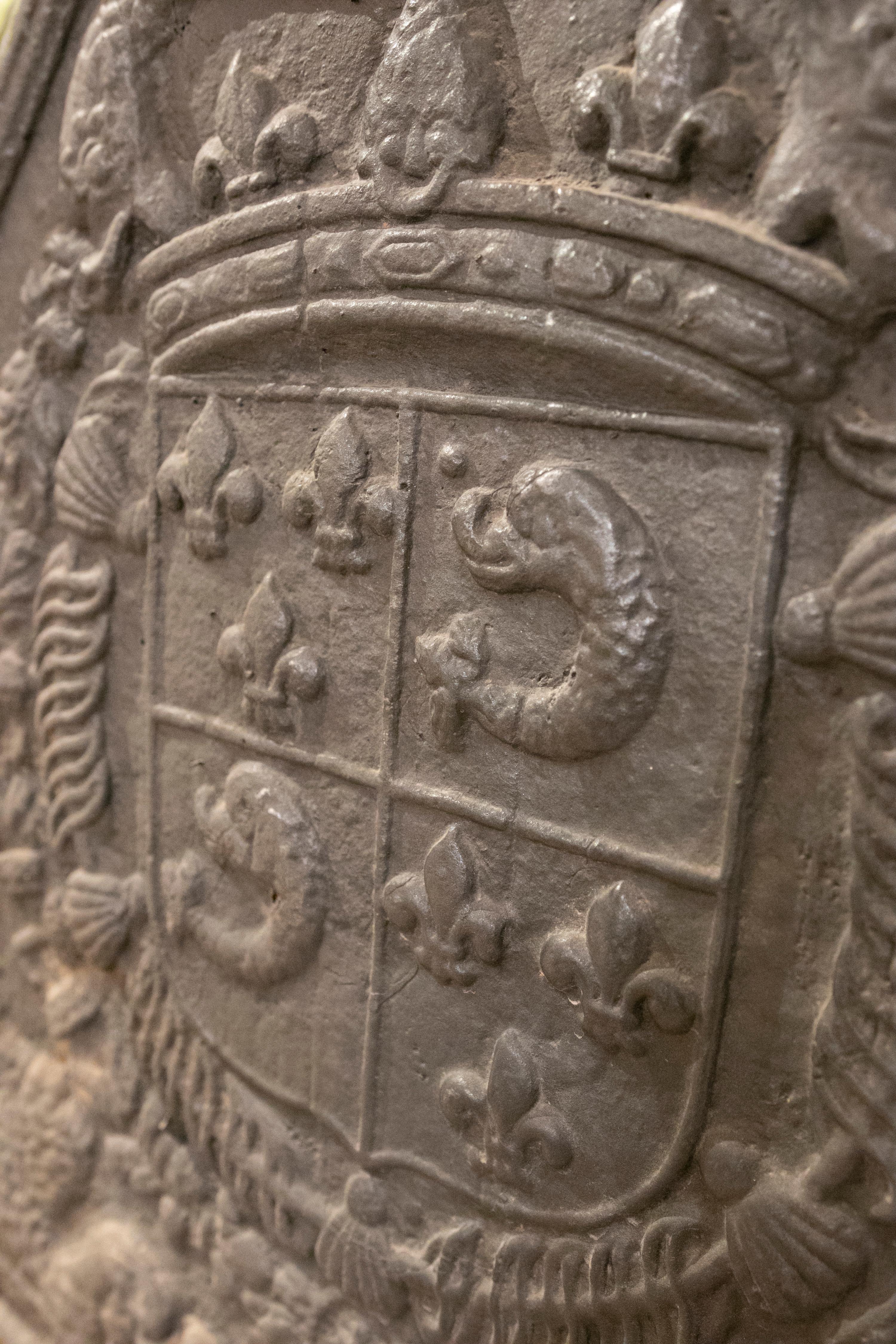 Plaque de cheminée espagnole en fonte du milieu du 19e siècle avec armoiries héraldiques en relief en vente 2