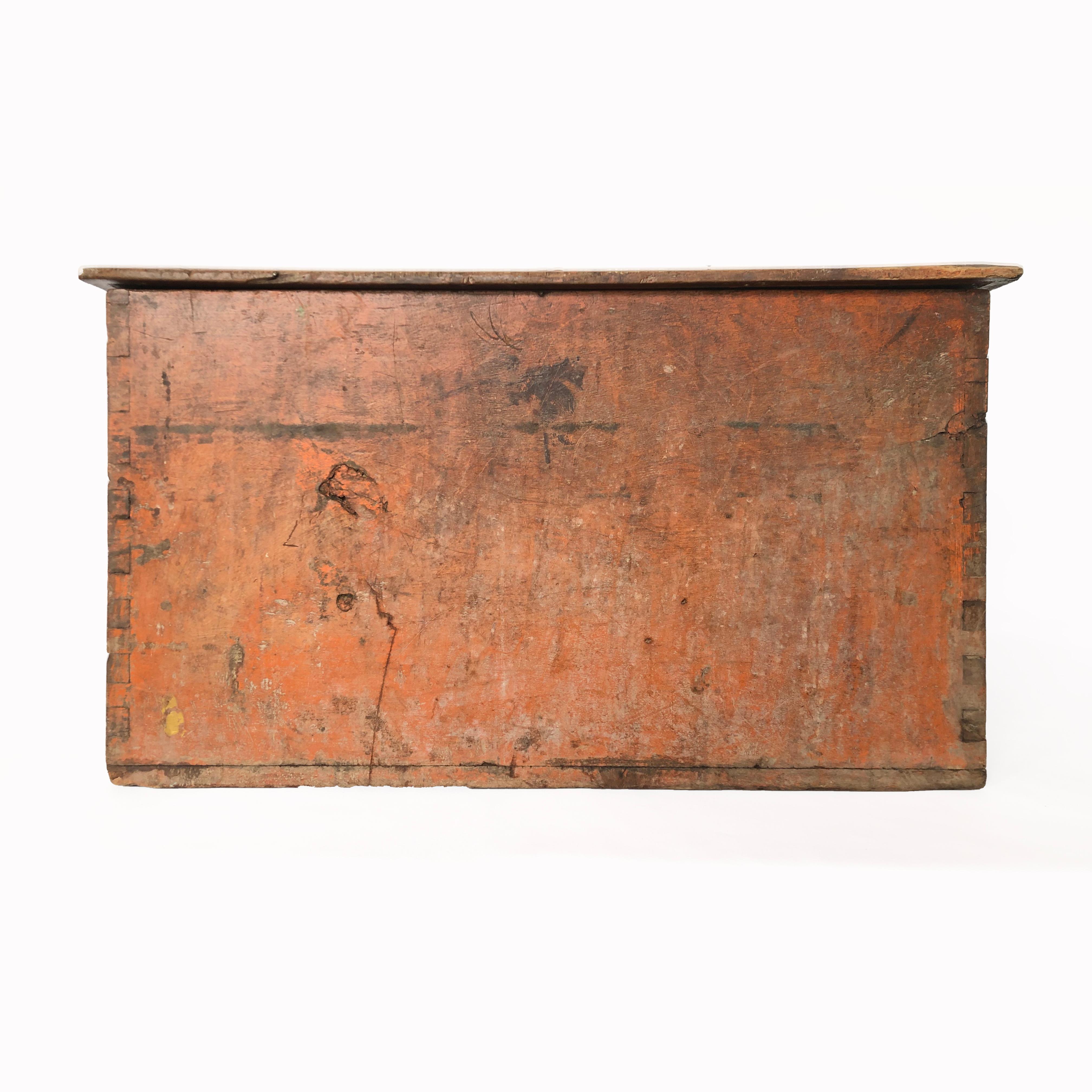 Beautiful mezquite wood trunk with remains of orange paint, found in Zacatecas, Western Mexico.
The piece in general shows wear but we find that it only adds character to this 250 year old trunk.
It will be a great piece with functional storage,
