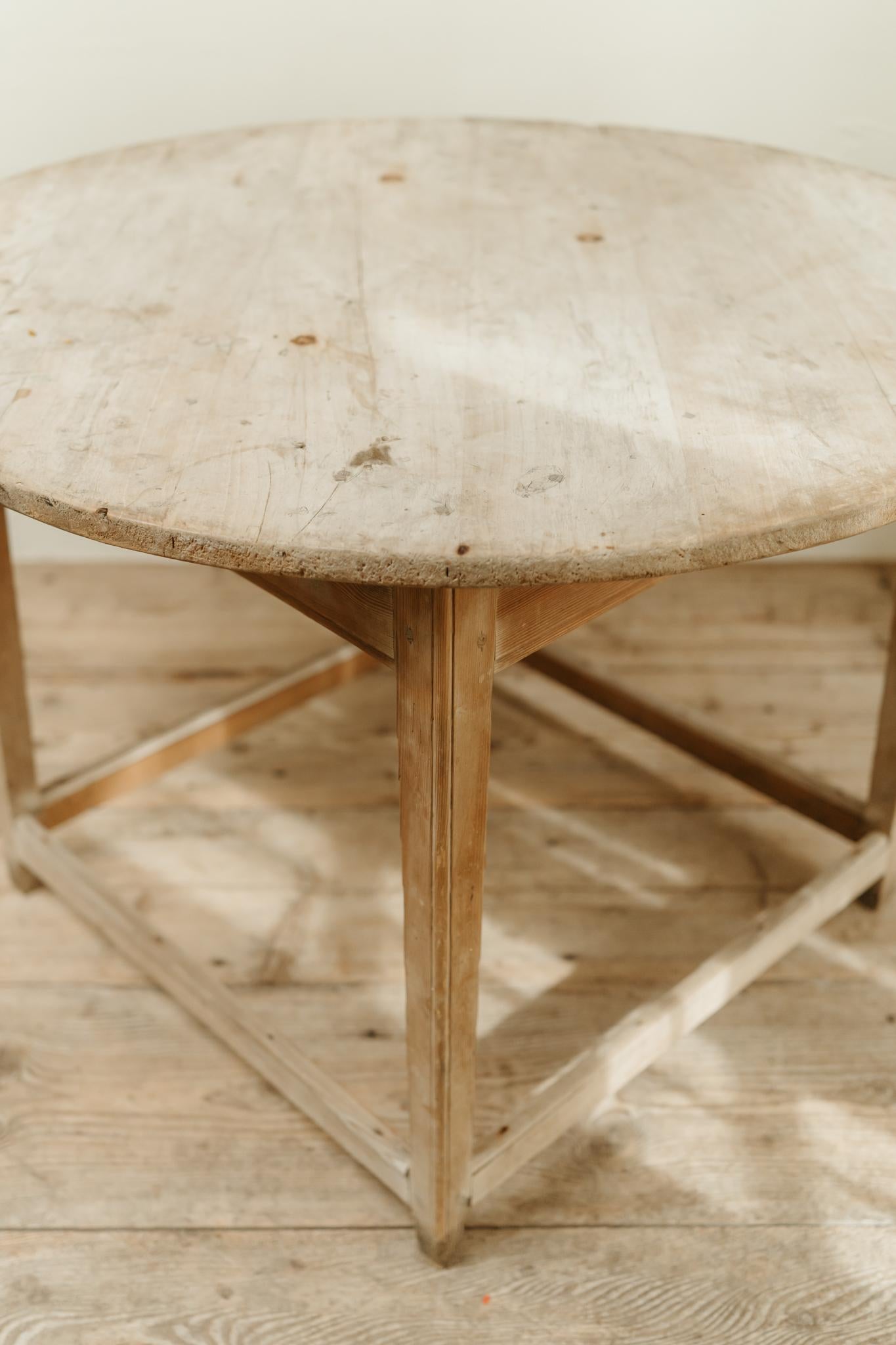 Table centrale en pin du milieu du 19e siècle ... en vente 7