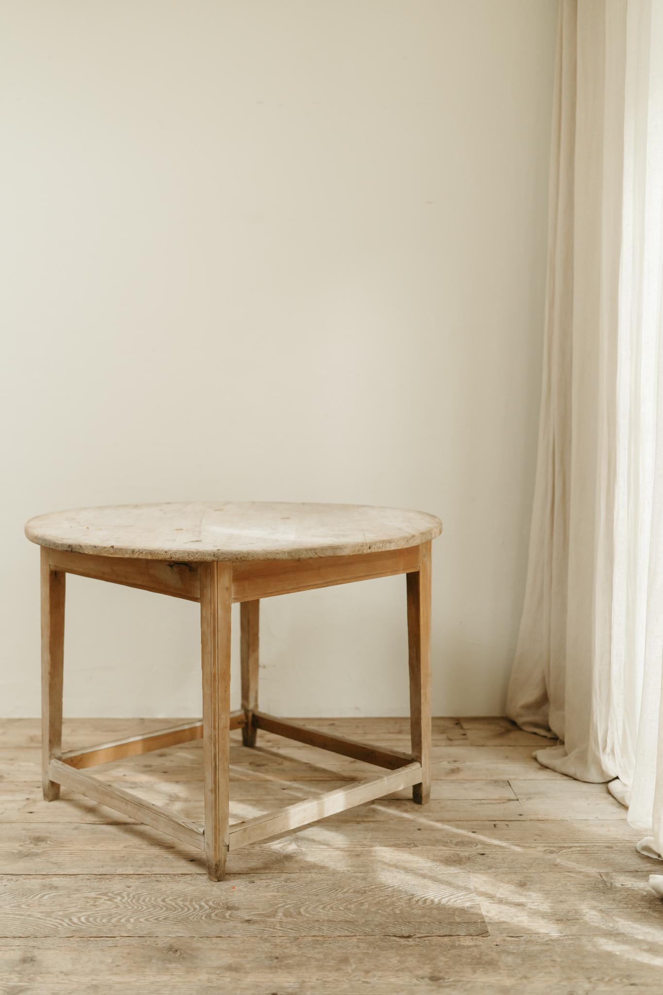 Table centrale en pin du milieu du 19e siècle ... en vente 8
