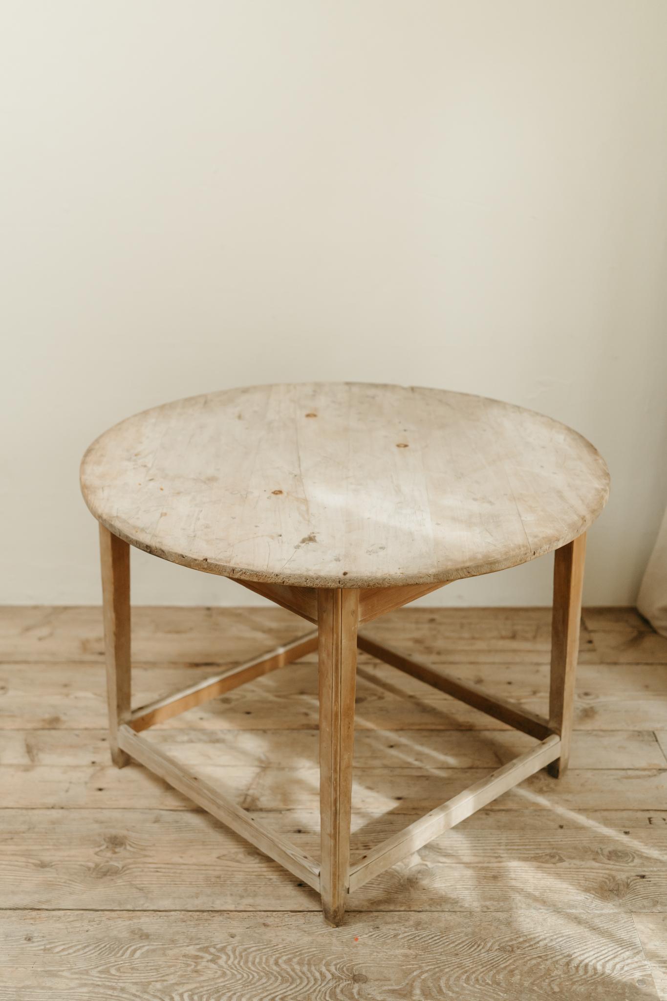 charmante table centrale espagnole en bois de pin ... 