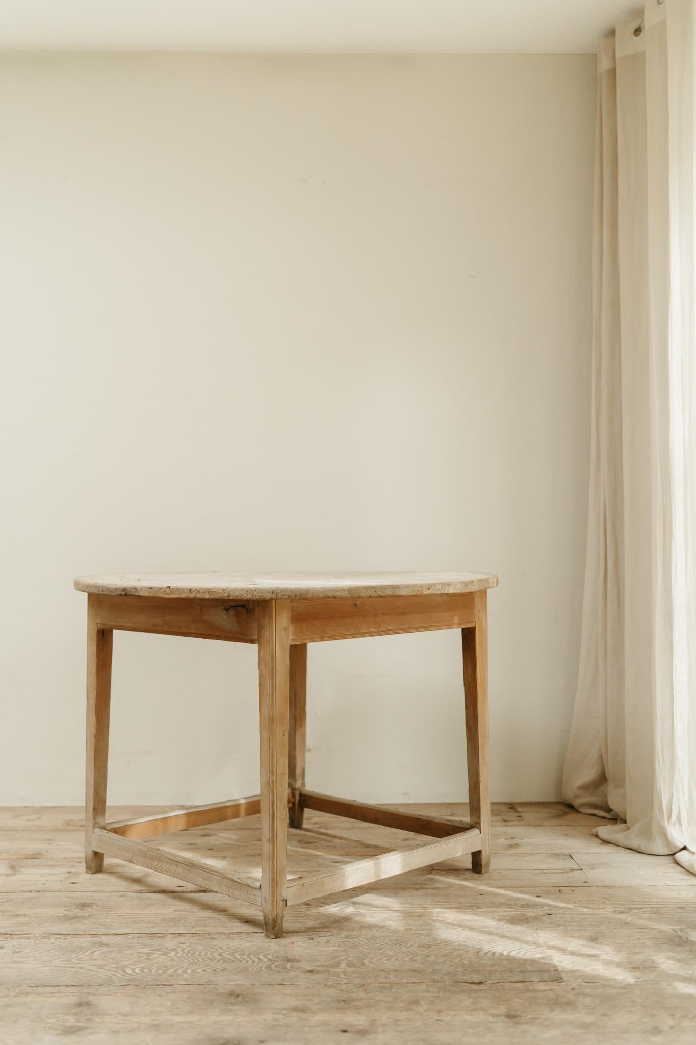 Table centrale en pin du milieu du 19e siècle ... Bon état - En vente à Brecht, BE