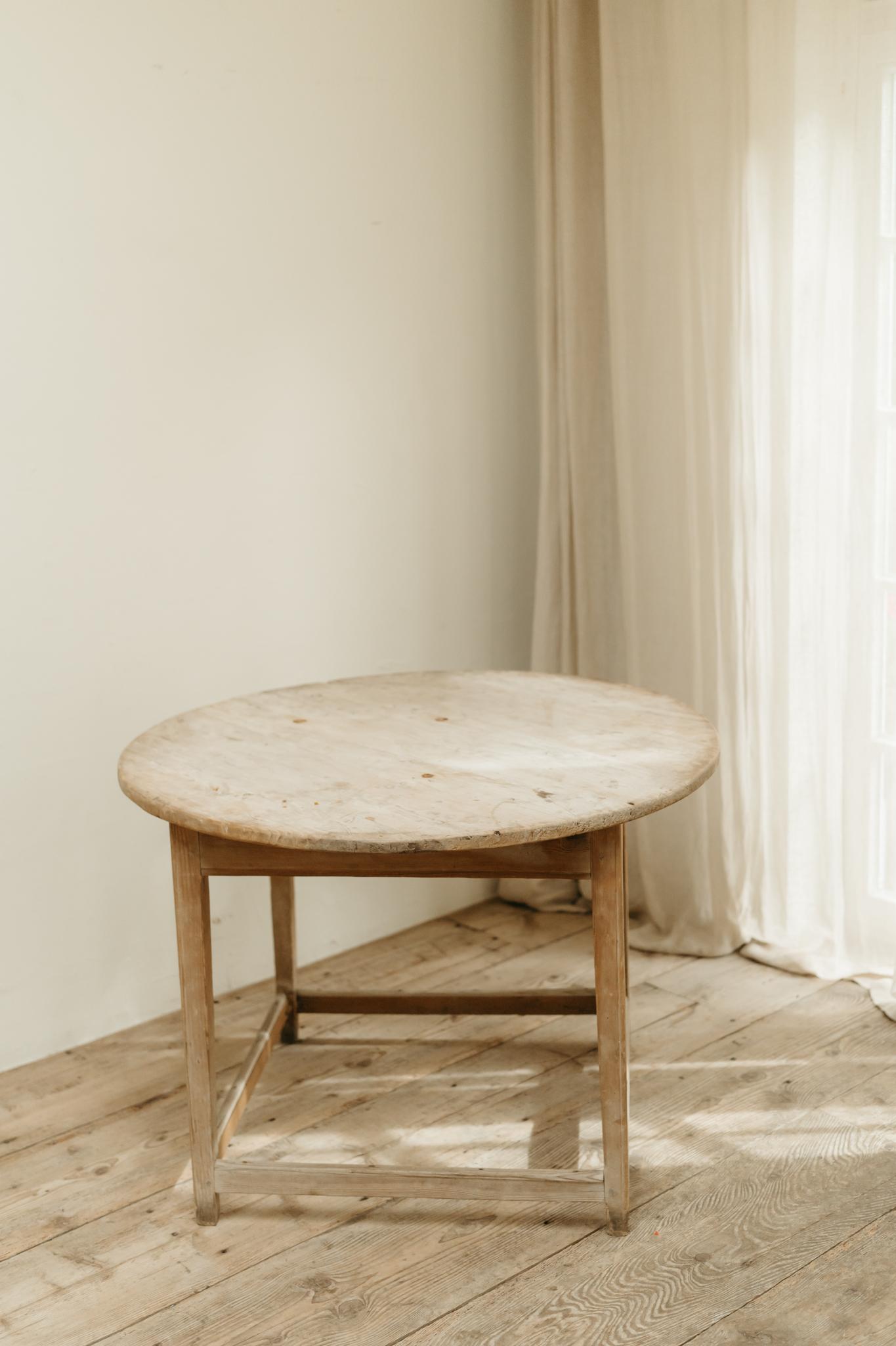 Pin Table centrale en pin du milieu du 19e siècle ... en vente