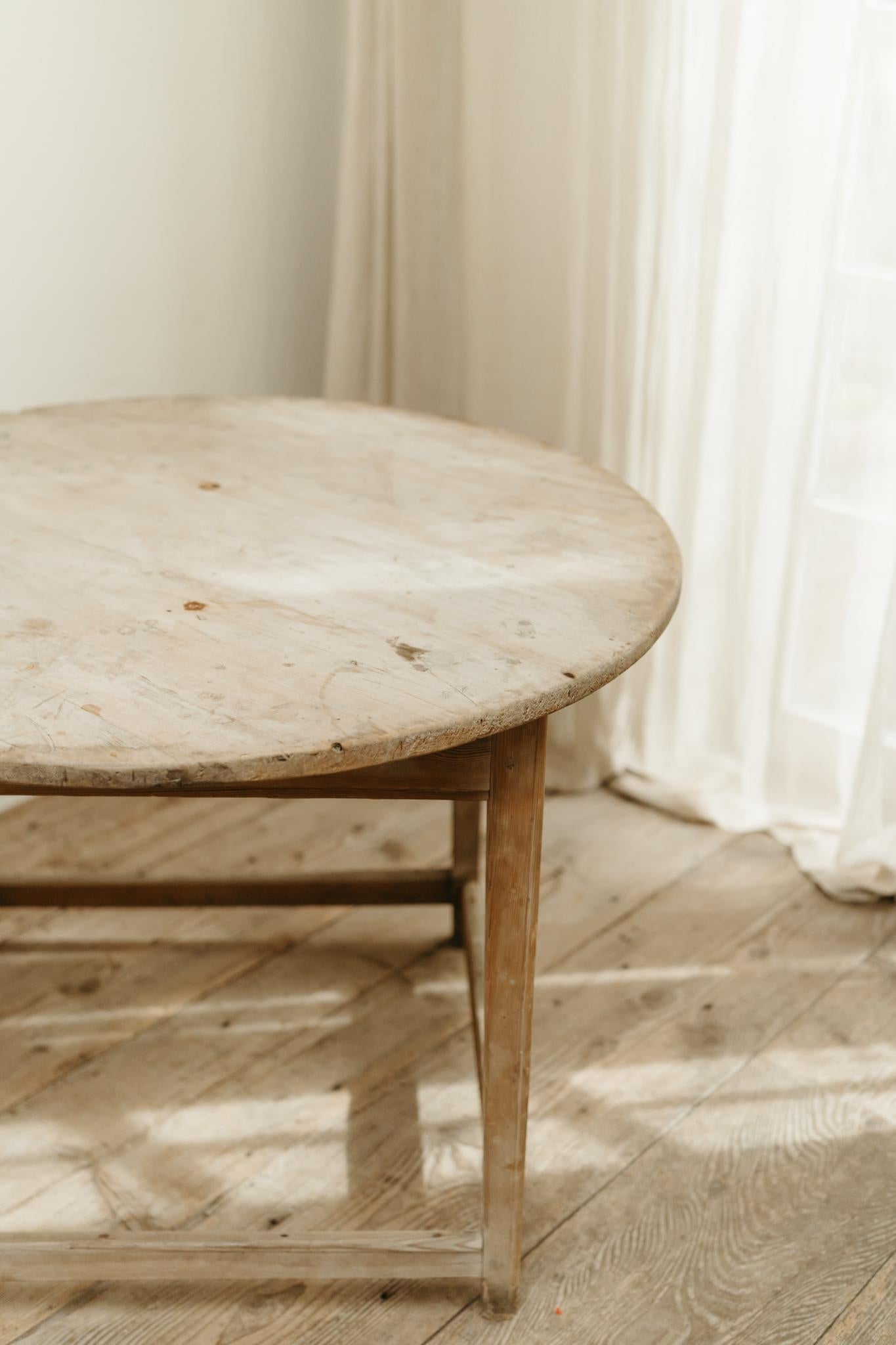 Table centrale en pin du milieu du 19e siècle ... en vente 2