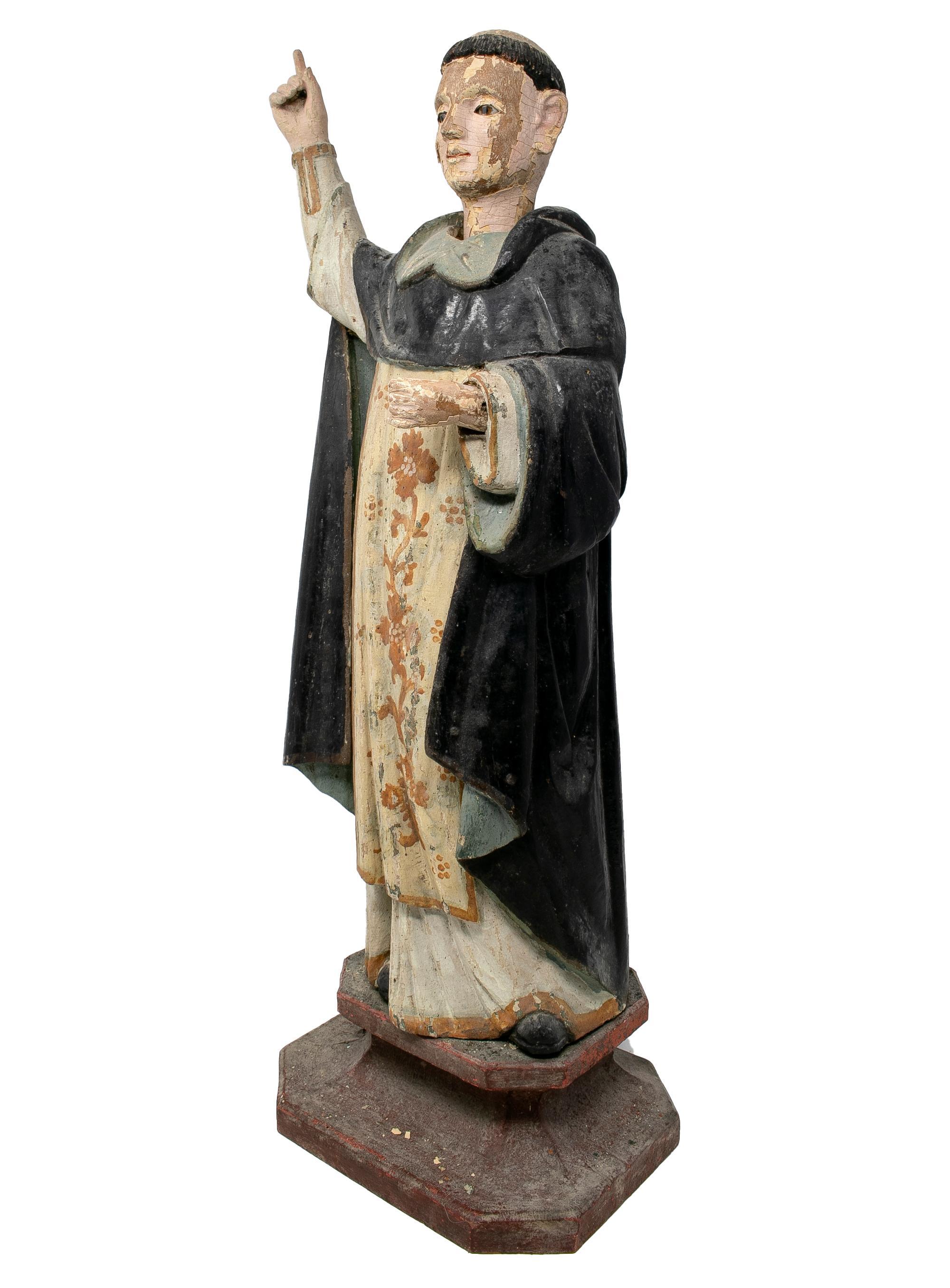 Sculpture figurative espagnole polychrome peinte du milieu du XIXe siècle représentant un saint.
