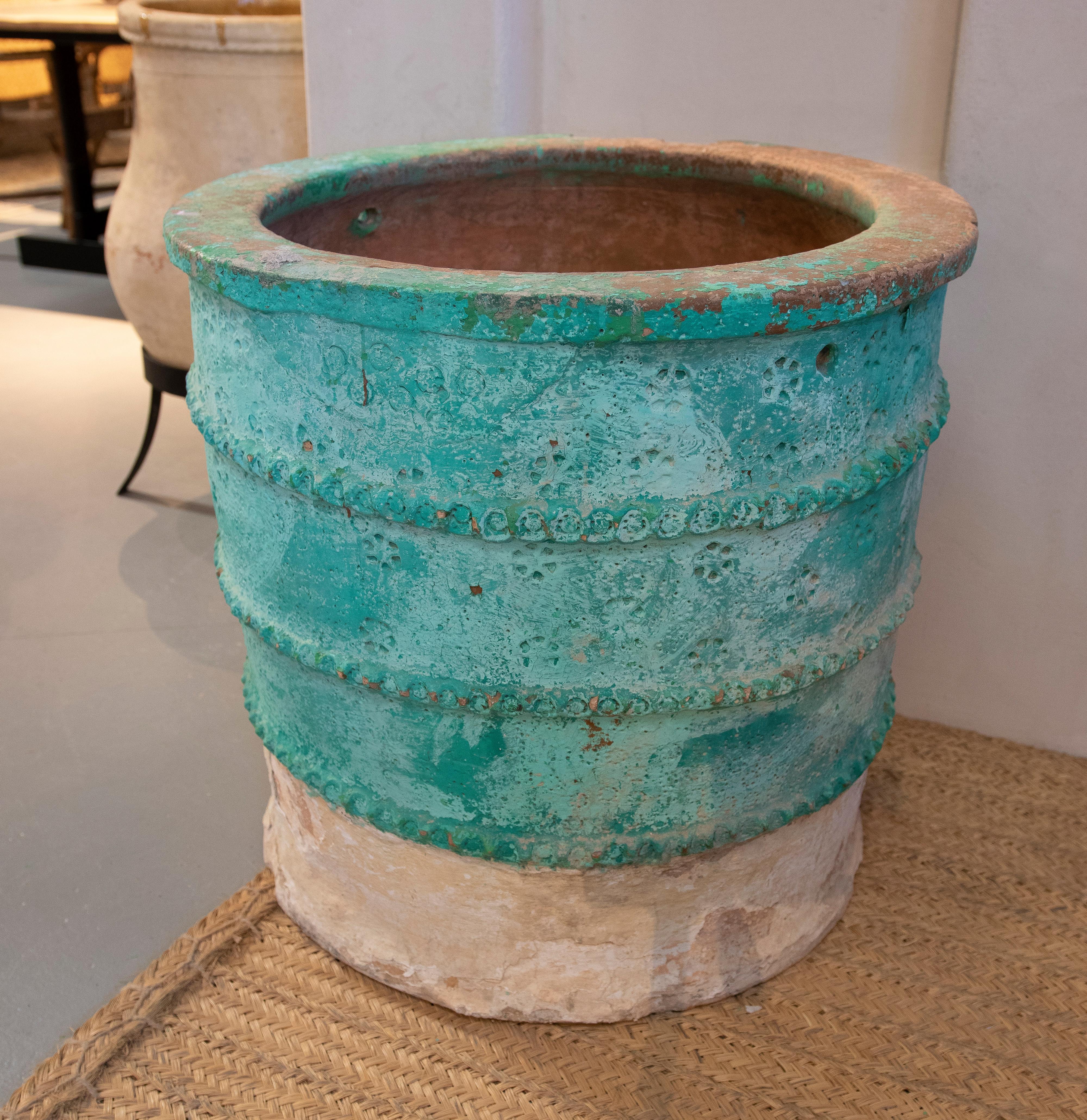 Antique mit-19th century Spanish terracotta earthenware painted water well with traditional rings decoration.