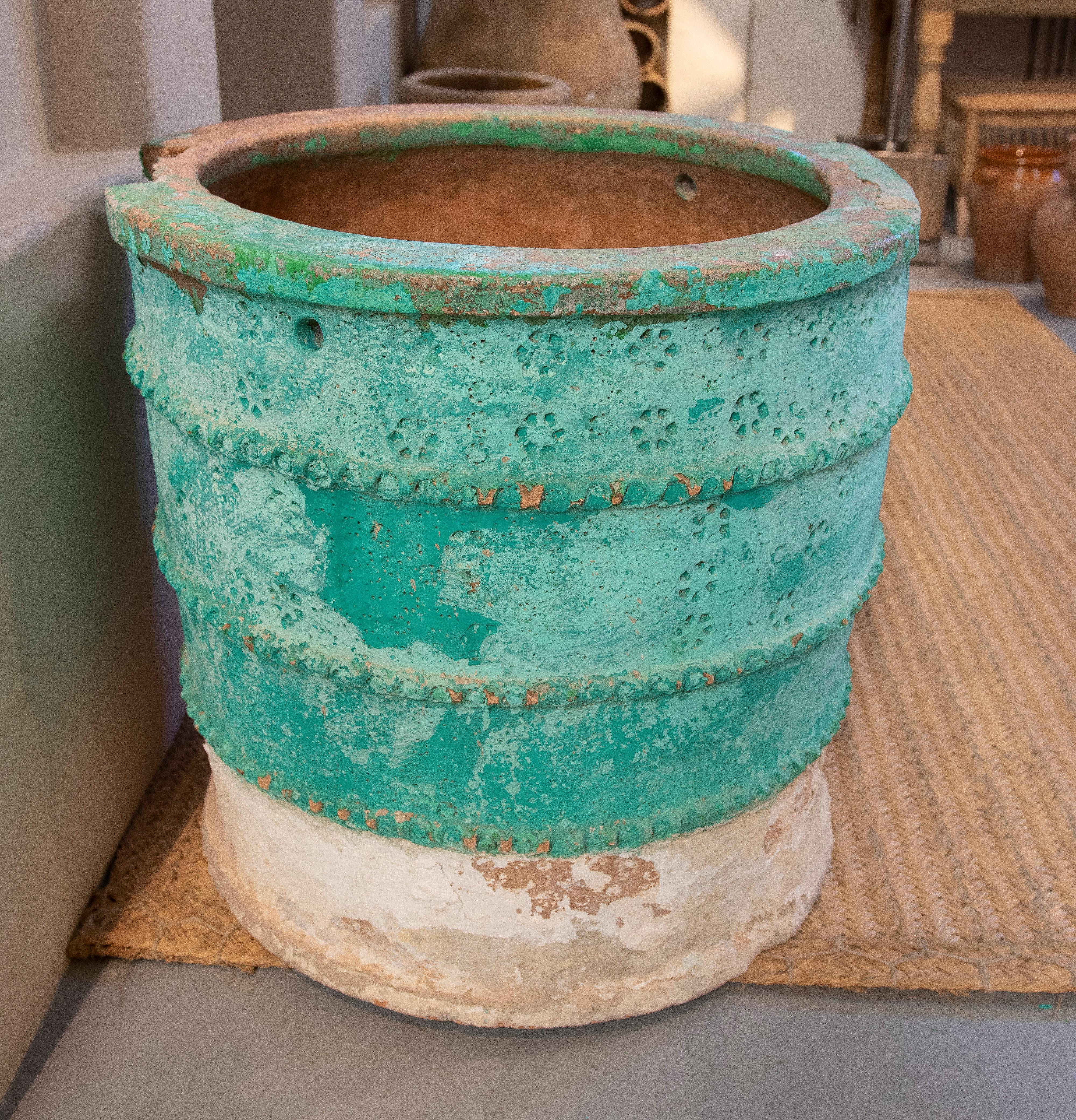 Mid-19th Century Spanish Terracotta Earthenware Painted Water Well For Sale 1