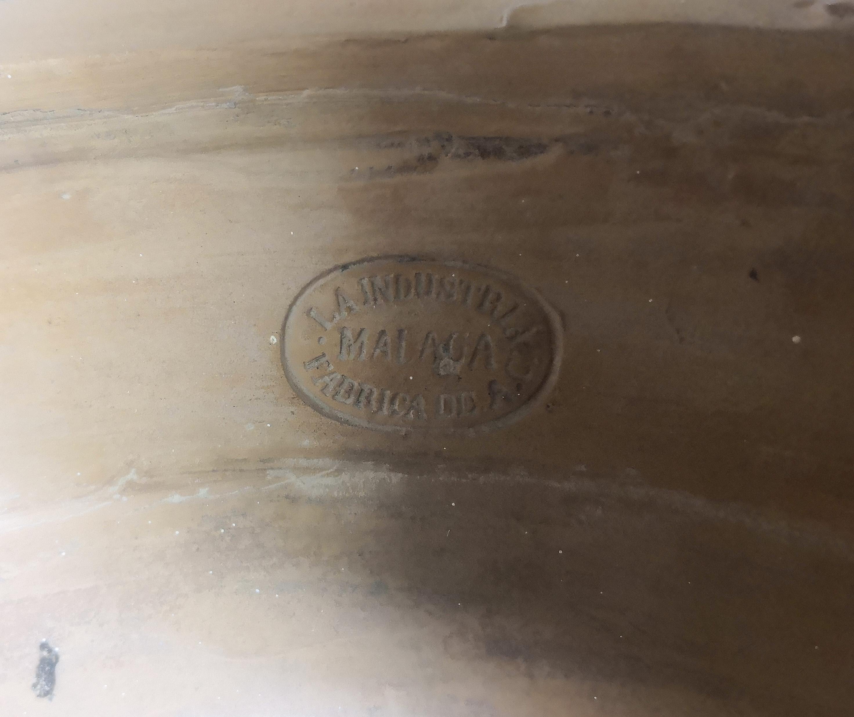 Urne et piédestal en terre cuite espagnole du milieu du 19e siècle estampillés par le fabricant en vente 4