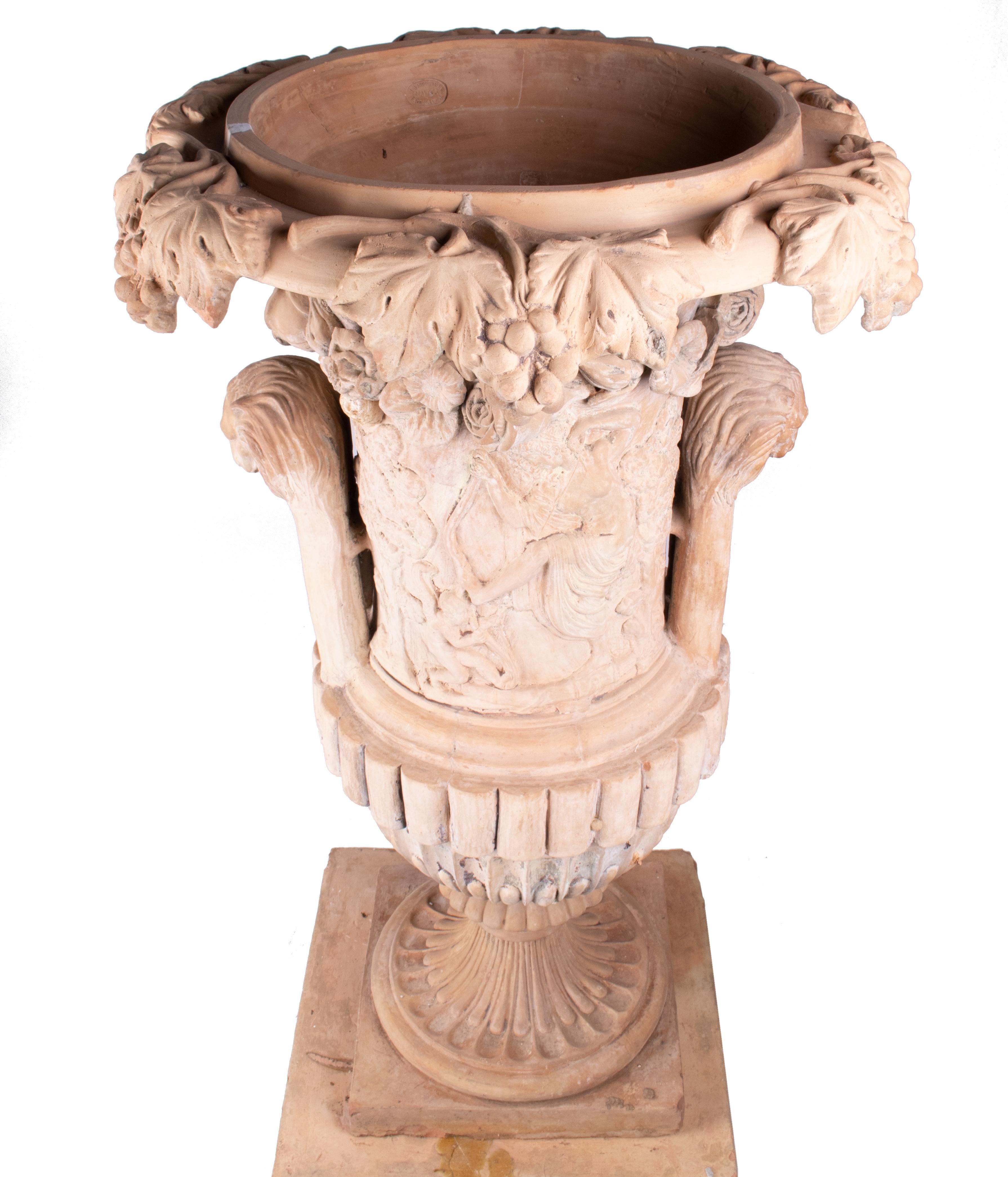 Terracotta Urna e piedistallo in terracotta spagnola della metà del XIX secolo con timbro del produttore in vendita