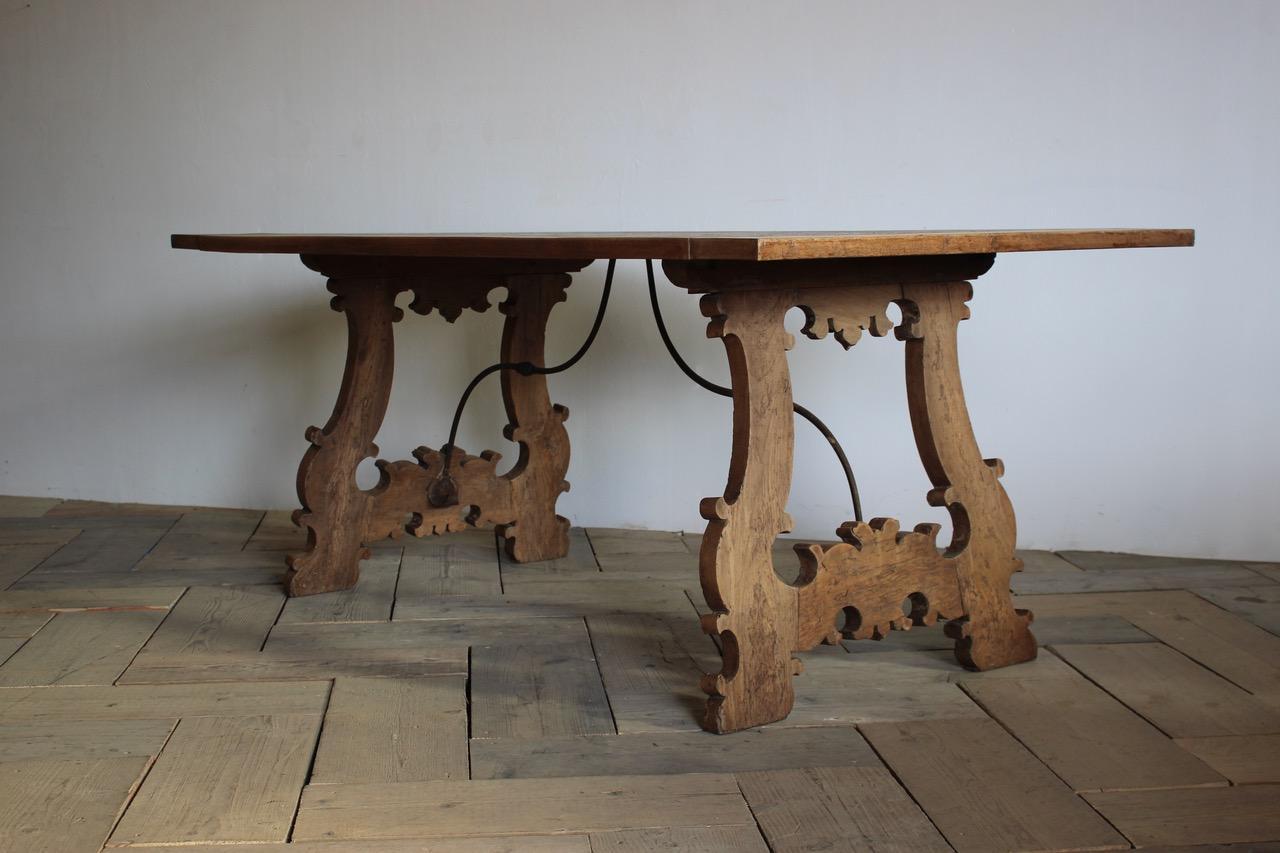 Mid-19th Century Spanish Walnut Table (Spanisch)