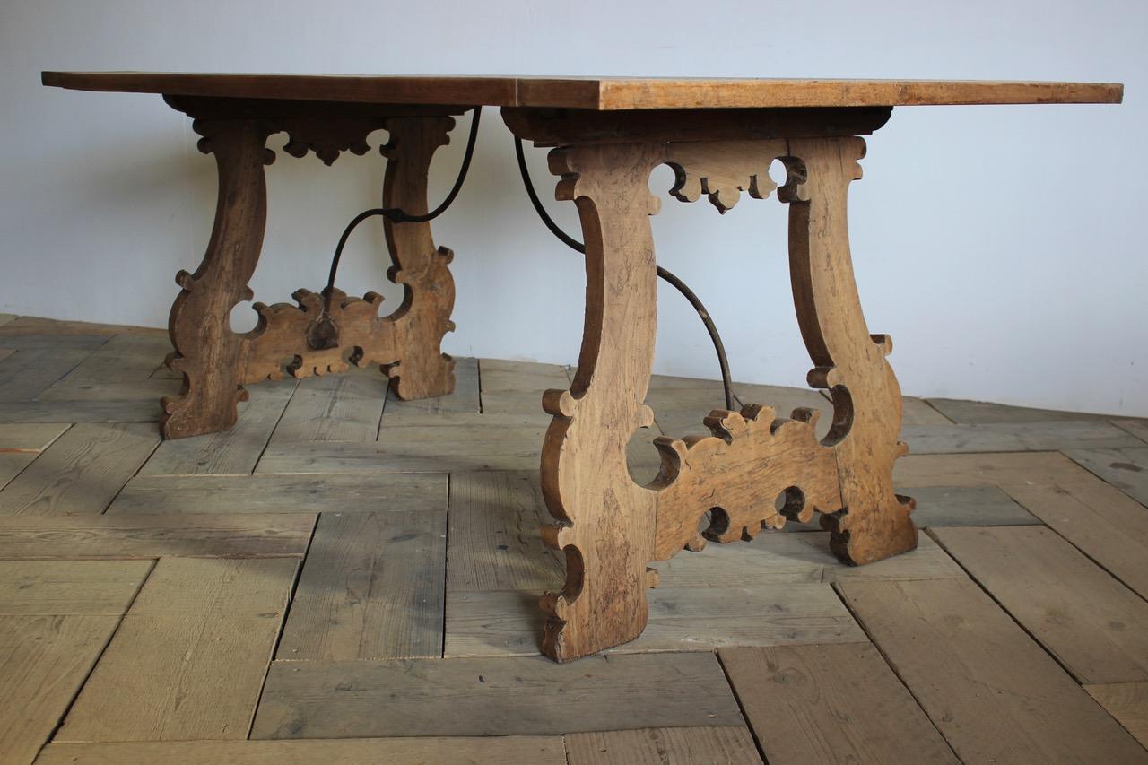 Mid-19th Century Spanish Walnut Table im Zustand „Gut“ in Gloucestershire, GB