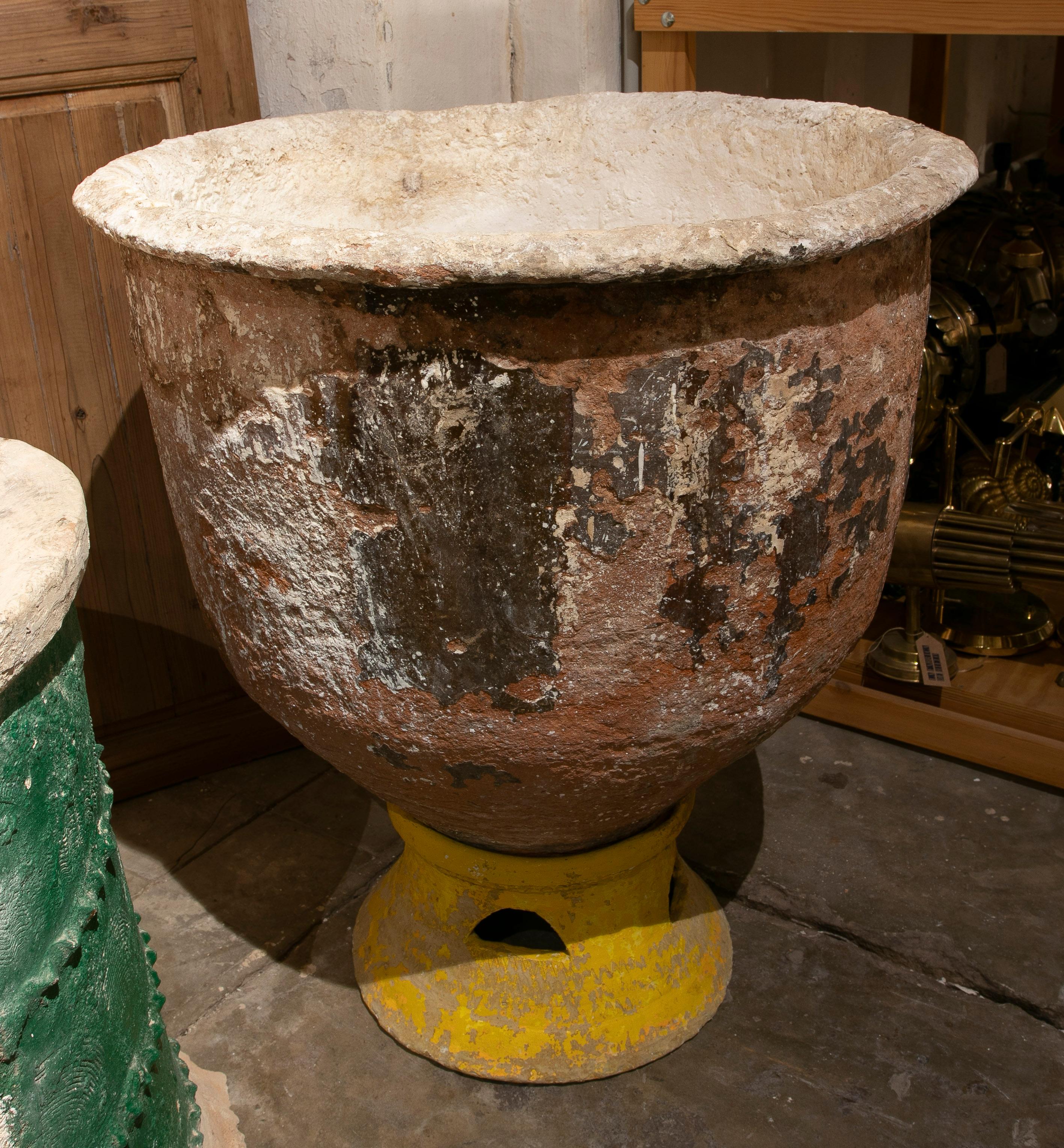 Mid-19th Century Spanish Whitewashed & Painted Terracotta Garden Urn In Good Condition For Sale In Marbella, ES