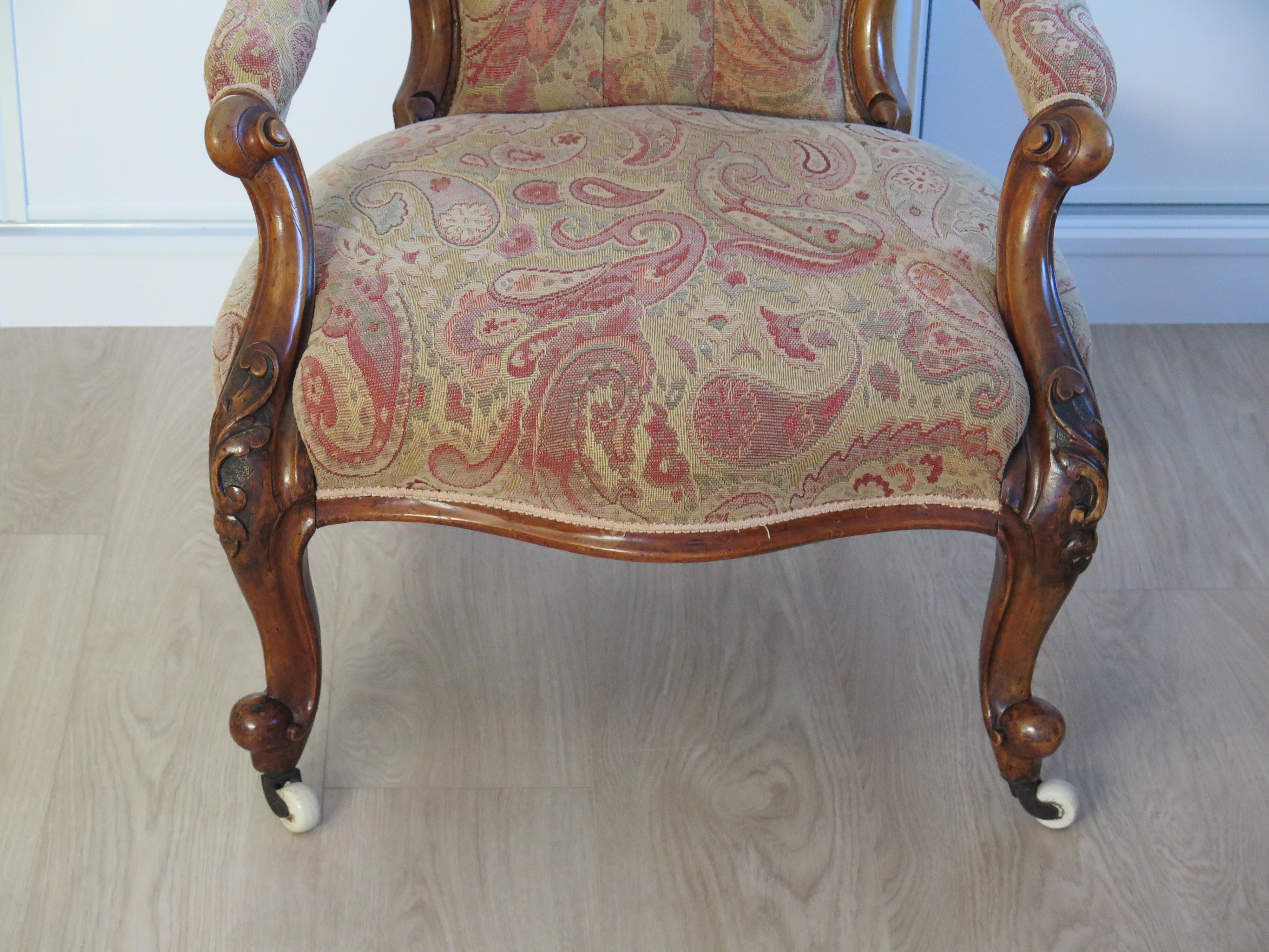Fauteuil ouvert à dossier en cuillère, milieu du 19e siècle Noyer, anglais victorien vers 1850 en vente 7