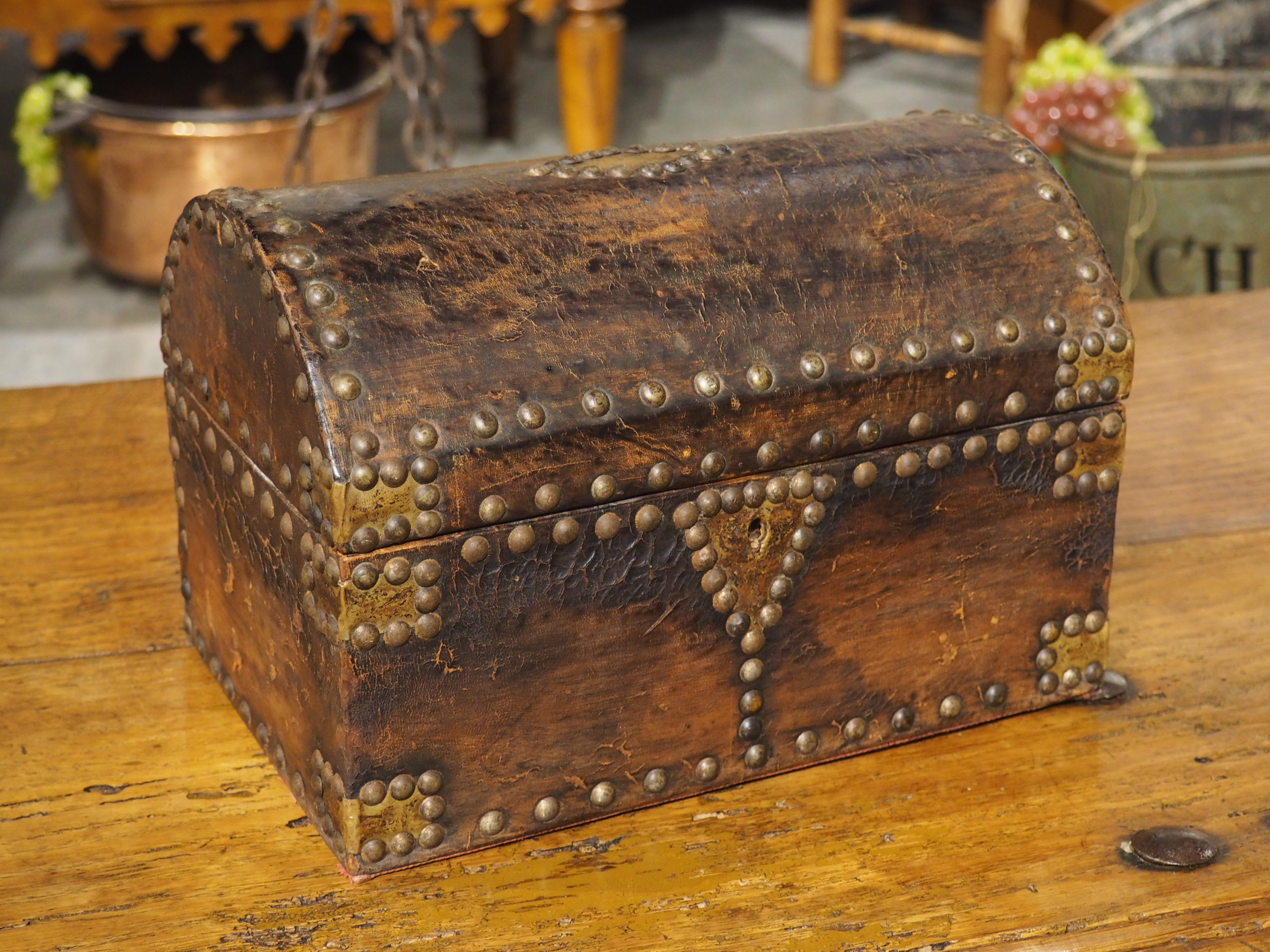 Coffret da tavolo in pelle borchiata della metà del XIX secolo proveniente dalla Francia in vendita 5
