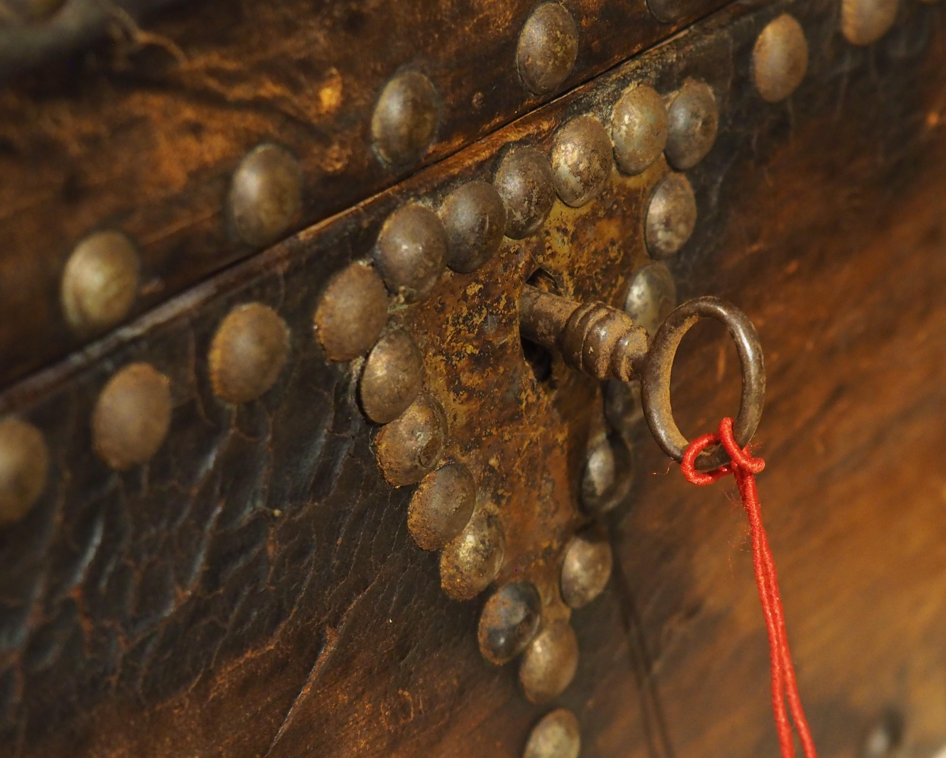 Ulteriori informazioni in arrivo...

Questo piccolo coffret da tavolo in pelle proveniente dalla Francia risale alla metà del 1800.  La pelle è fissata da numerose teste di chiodi, alcune delle quali disposte in motivi geometrici, che aggiungono