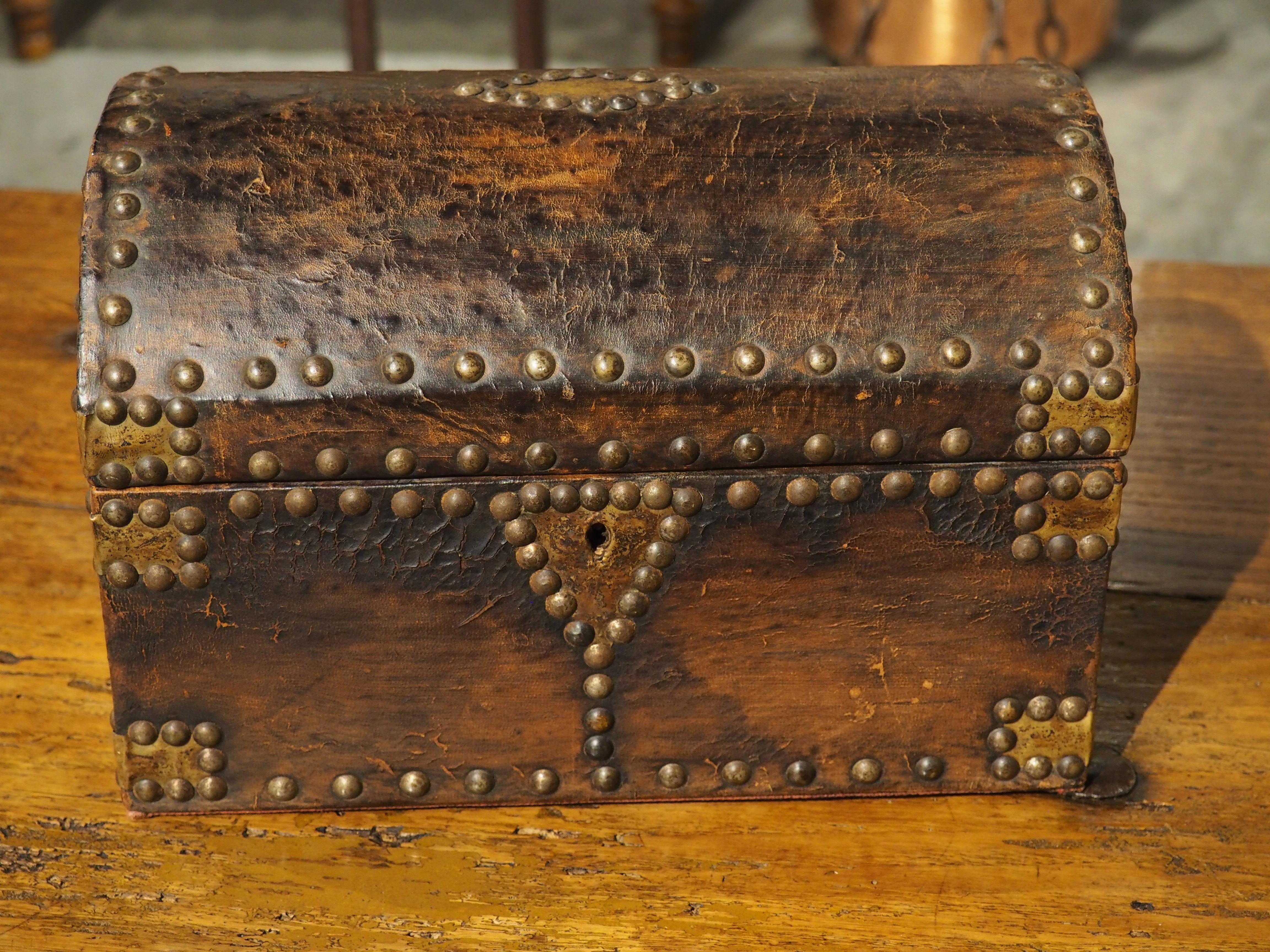 Francese Coffret da tavolo in pelle borchiata della metà del XIX secolo proveniente dalla Francia in vendita