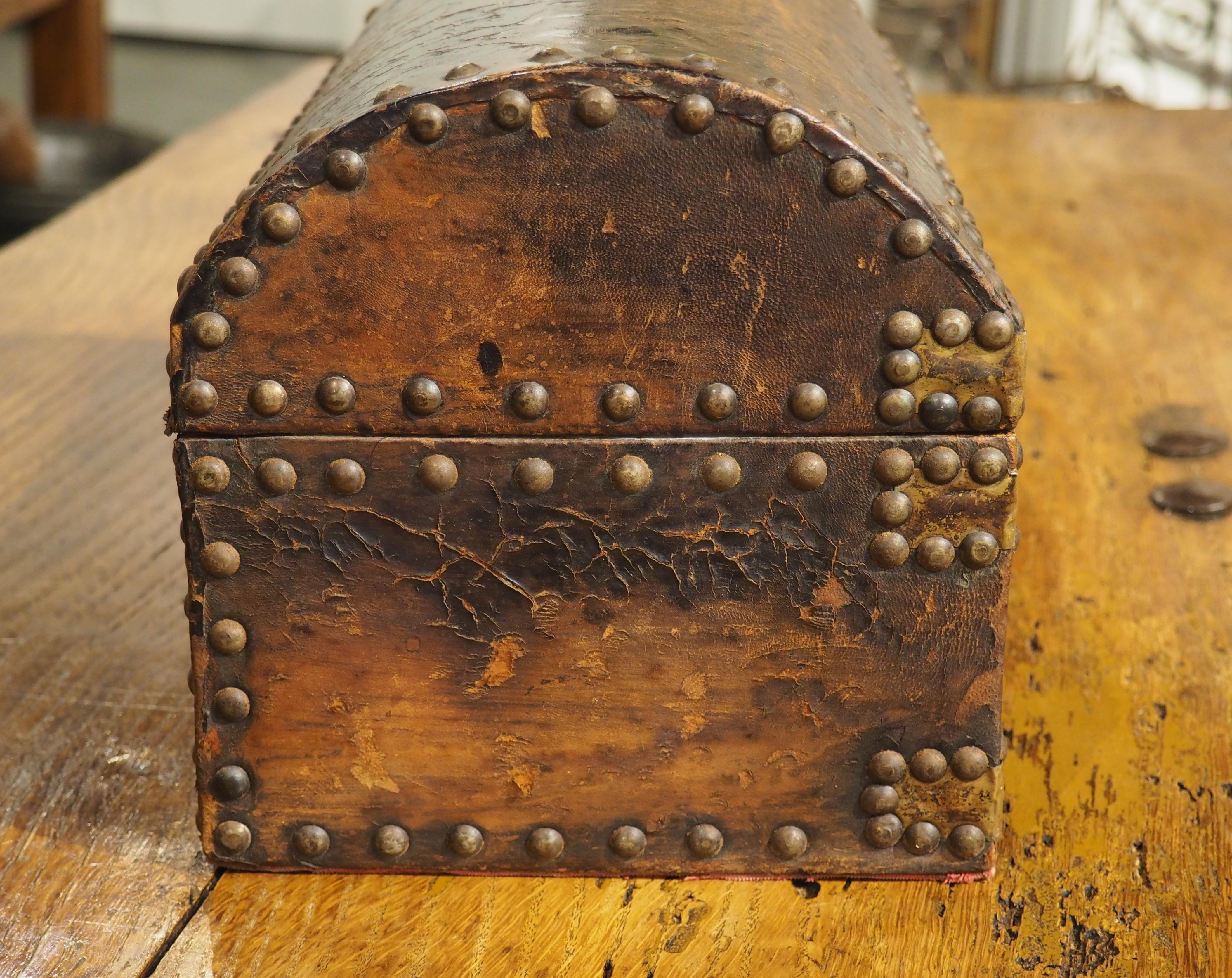 Intagliato a mano Coffret da tavolo in pelle borchiata della metà del XIX secolo proveniente dalla Francia in vendita