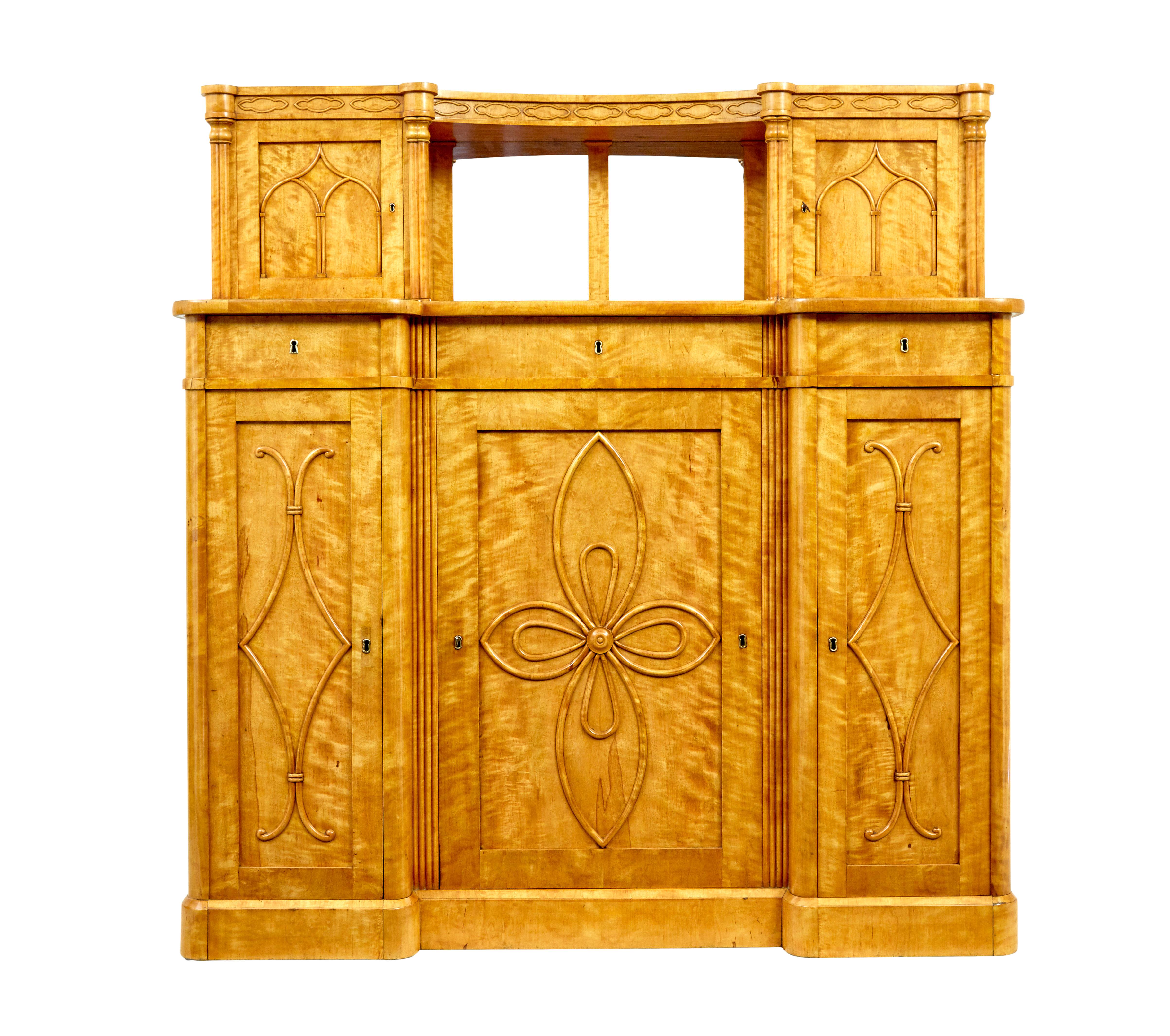 Credenza da buffet in betulla svedese della metà del XIX secolo, circa 1840.

Siamo lieti di offrire questo splendido pezzo di artigianato della metà del XIX secolo, trovato durante i nostri viaggi in Scandinavia.

Grande pezzo composto da 2