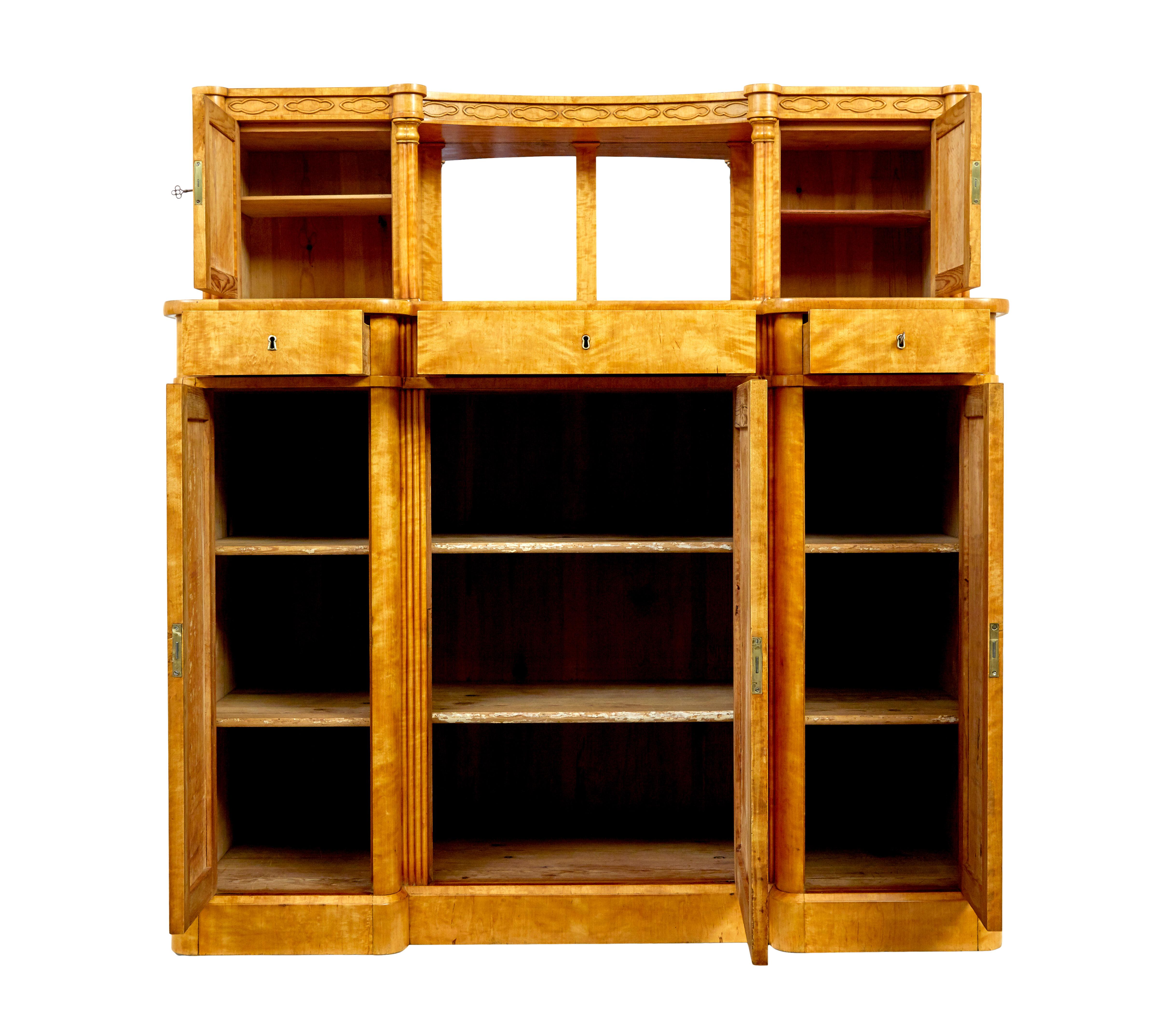 Biedermeier Credenza buffet svedese in betulla della metà del XIX secolo in vendita