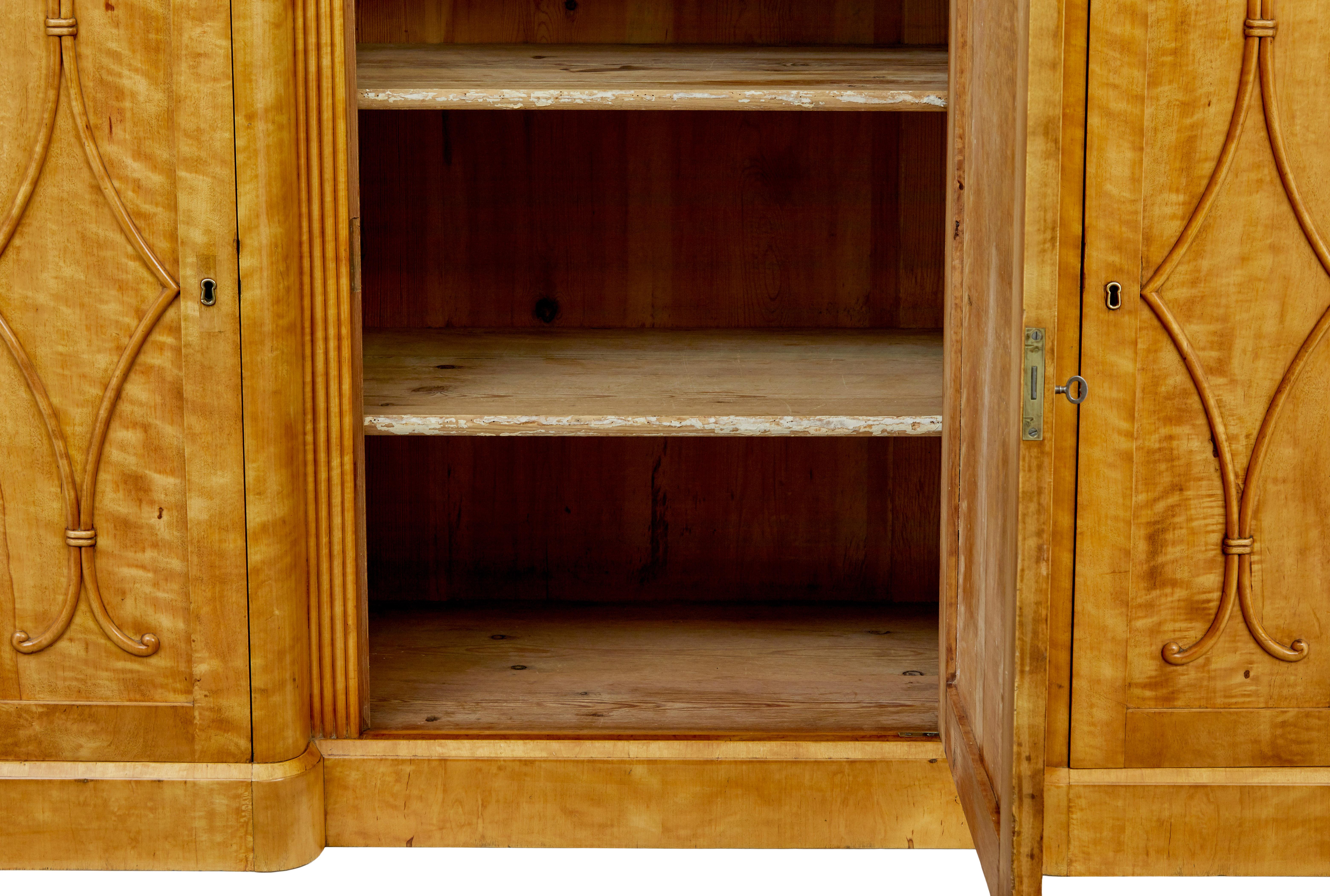 Credenza buffet svedese in betulla della metà del XIX secolo in vendita 1