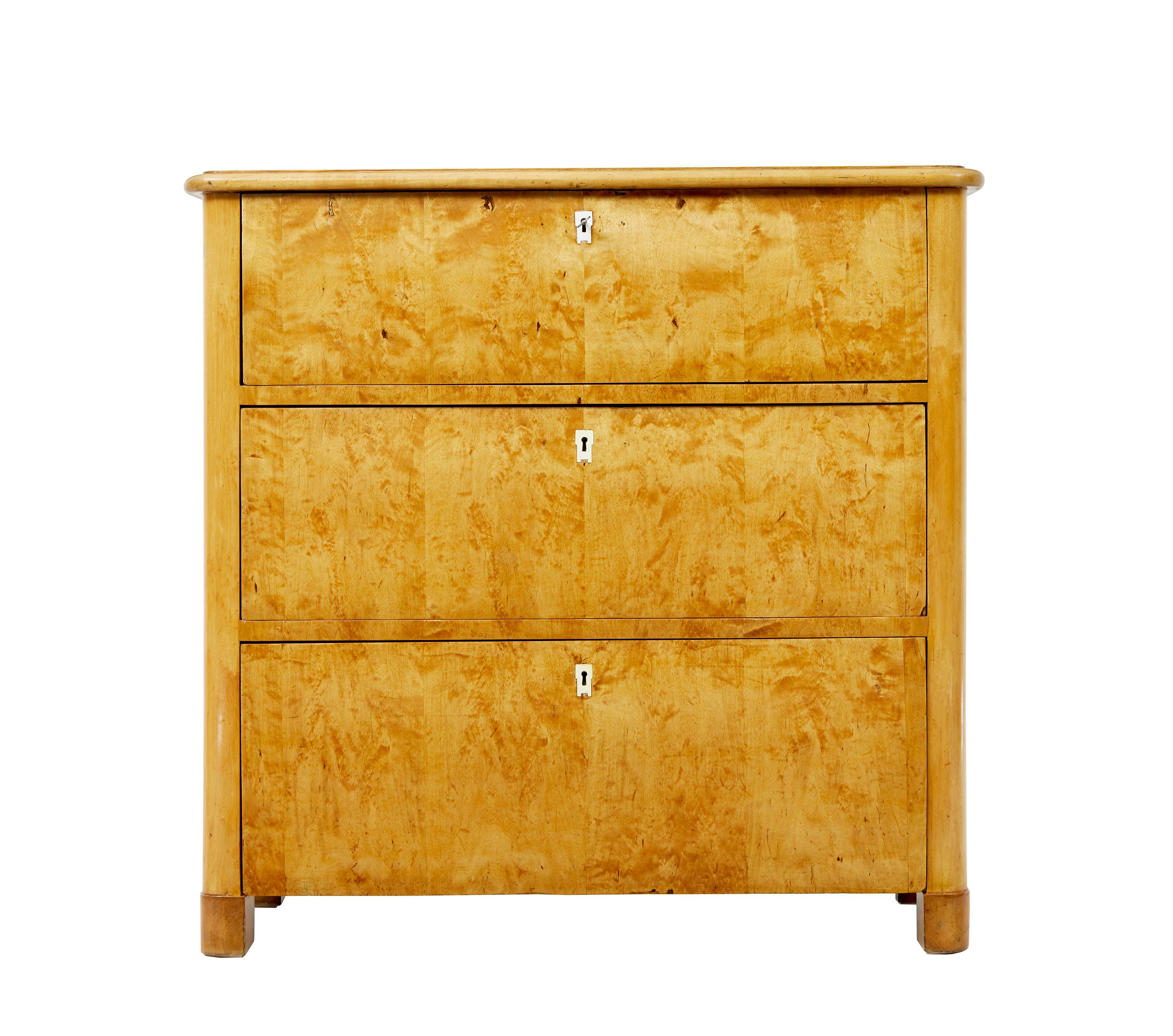 Mid 19th century Swedish birch chest of drawers circa 1860.

Good quality Swedish commode, fitted with 3 near equally sized drawers that open on the key.

Rectangular top with moulded edge, with the 3 drawers running directly below, rounded edges to