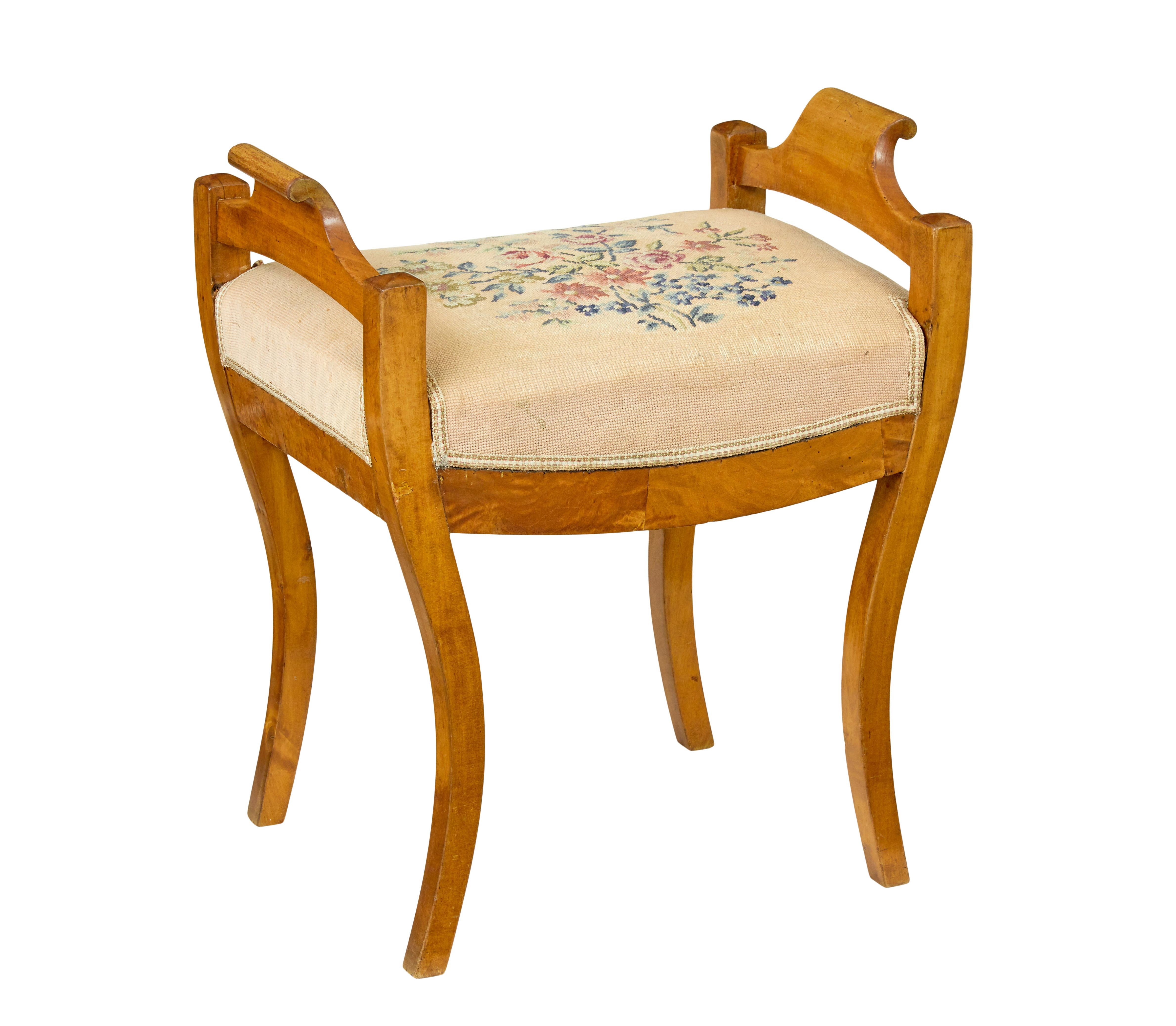 Taburete imperio de abedul de mediados del siglo XIX, circa 1850.

Taburete escandinavo de época imperial fabricado en abedul.  Asas de apoyo perfiladas que fluyen hasta las 4 patas ensanchadas.  Revestimiento original del asiento de tapicería