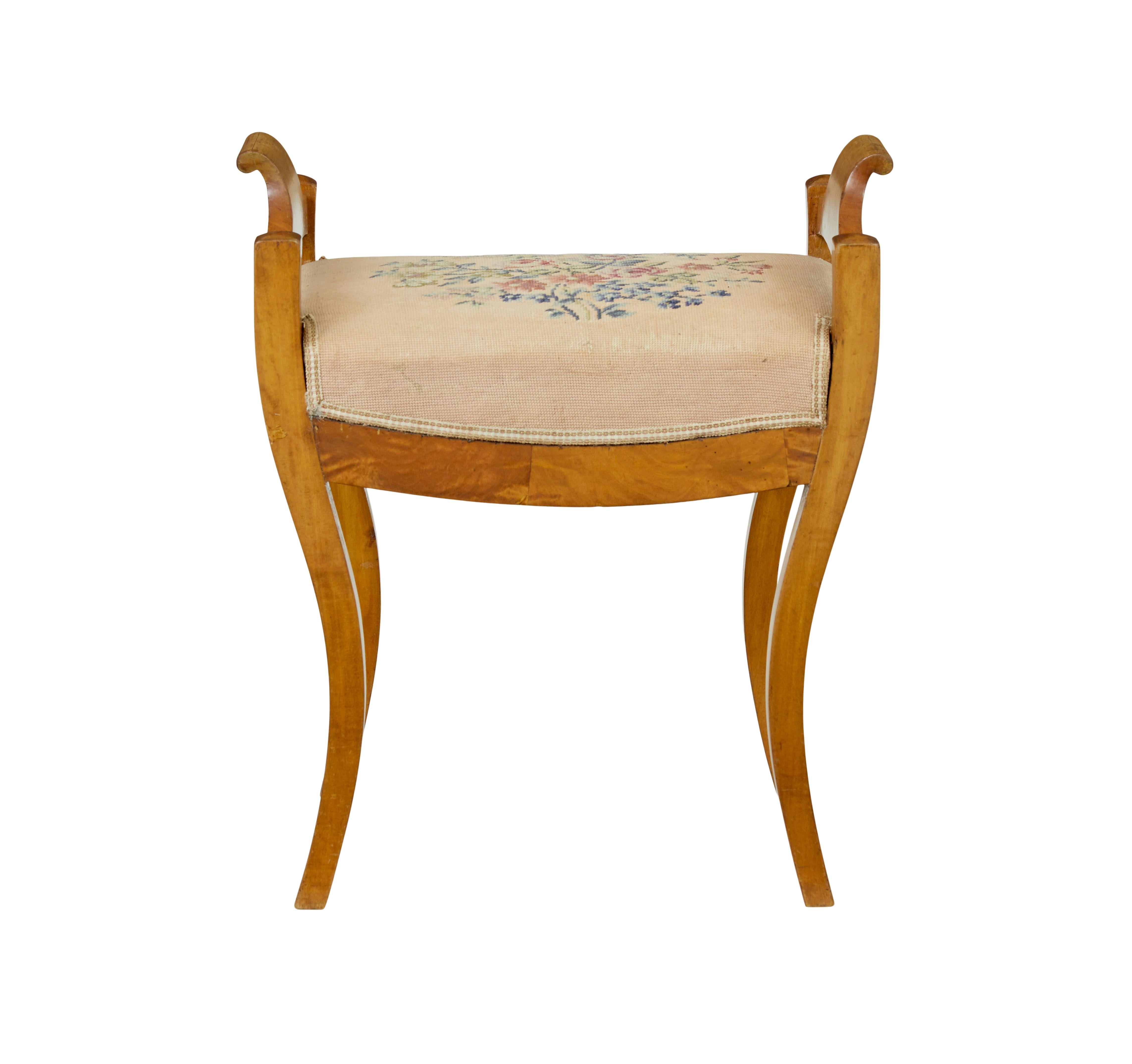 Taburete imperio de abedul de mediados del siglo XIX, circa 1850.

Taburete escandinavo de época imperial fabricado en abedul.  Asas de apoyo perfiladas que fluyen hasta las 4 patas ensanchadas.  Revestimiento original del asiento de tapicería