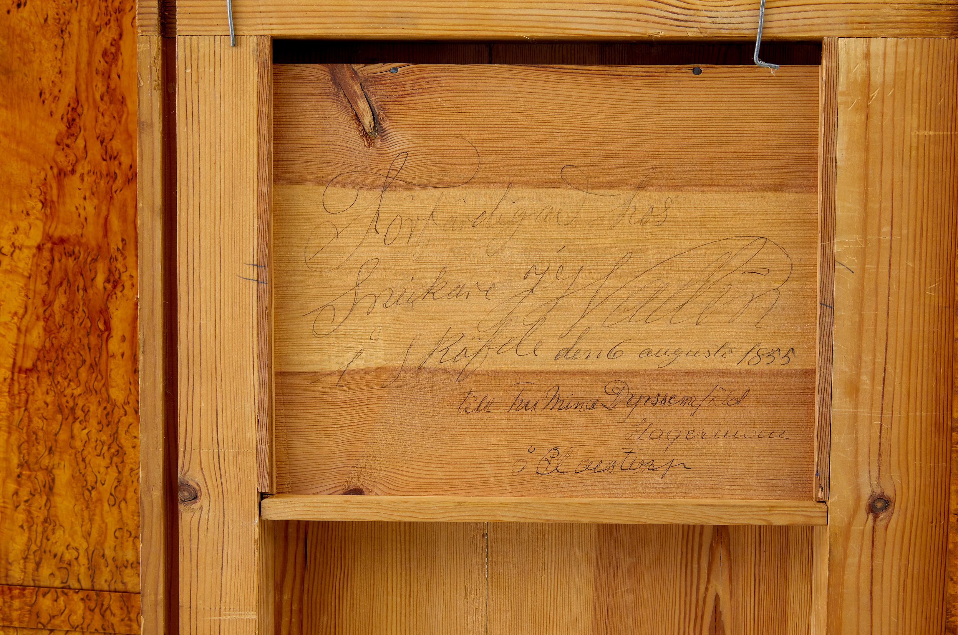 Wunderschöner Birkenwurzel-Schreibtisch um 1855.

Wir freuen uns, dieses Stück zum Verkauf anbieten zu können.  Reichlich Birkenwurzel-Furniere auf jeder Oberfläche verwendet.

Passende Birkenfurniere, die sich über die gesamte Front erstrecken. 