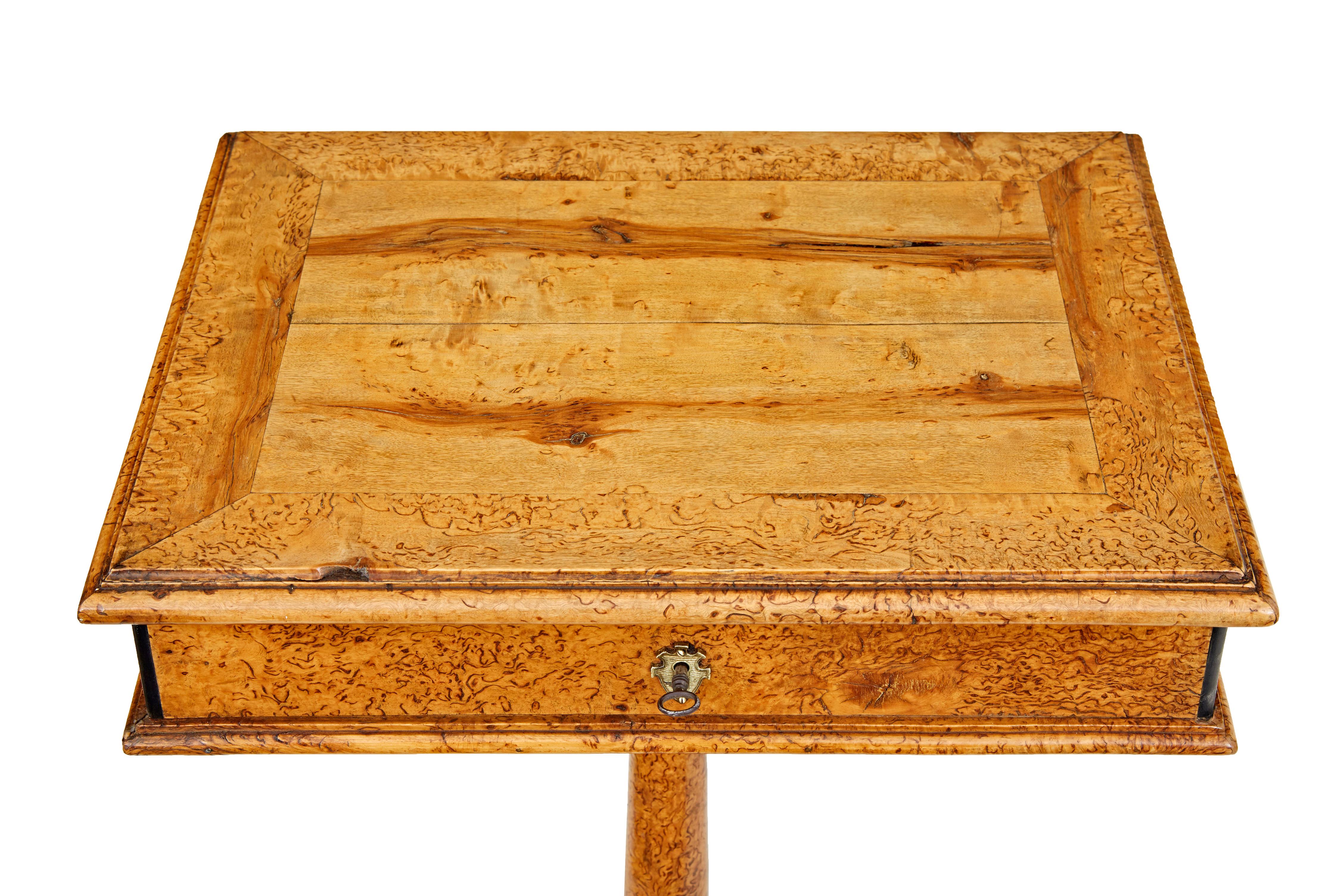 Table de travail suédoise en loupe de bouleau du milieu du 19e siècle, vers 1850.

Magnifique table de couture qui peut maintenant faire office de lampe/table d'appoint.  Fabriqué en loupe de bouleau.  Le couvercle s'ouvre pour révéler un intérieur