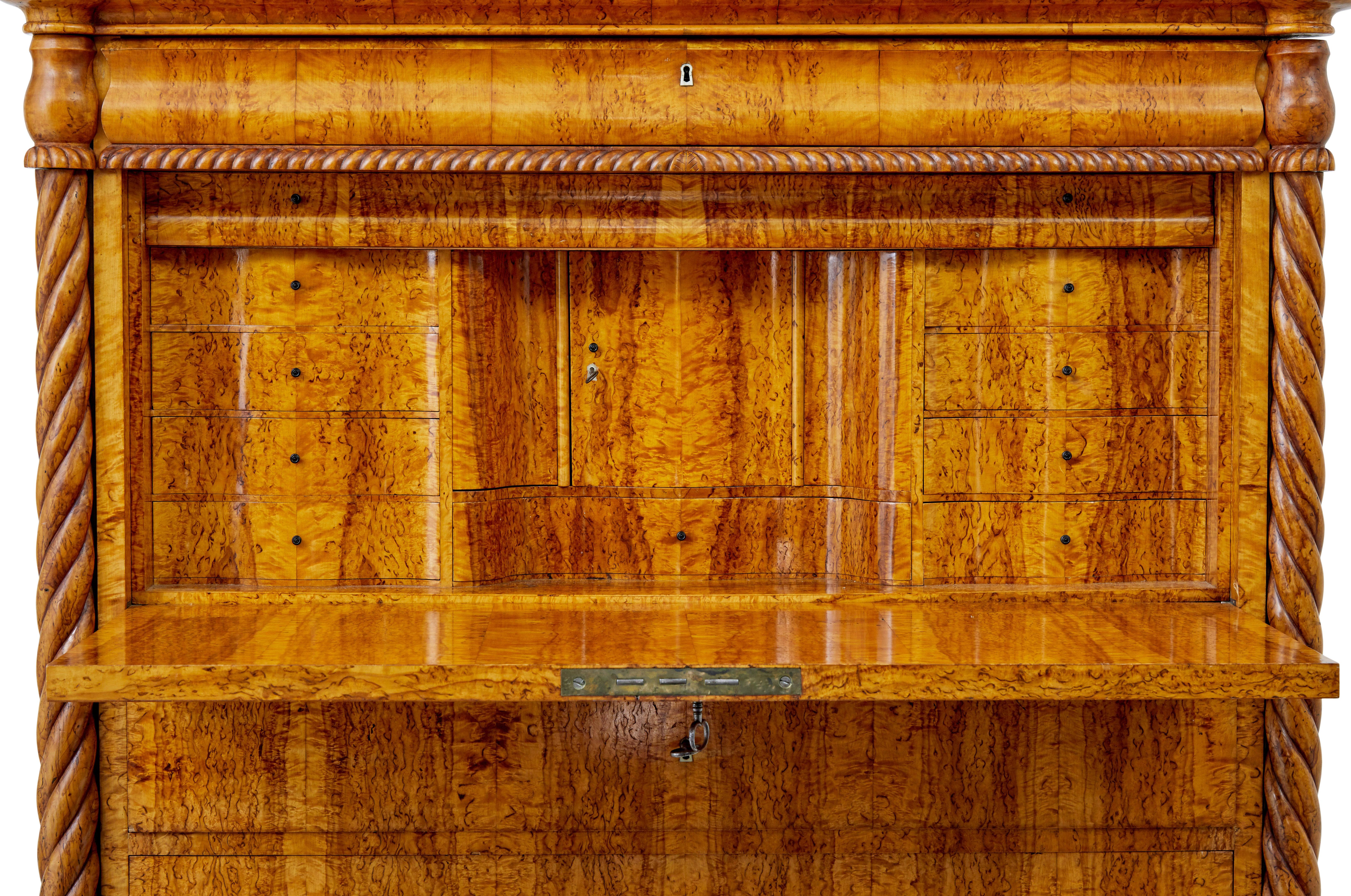 Scrittoio svedese in radica di betulla della metà del XIX secolo in vendita 3