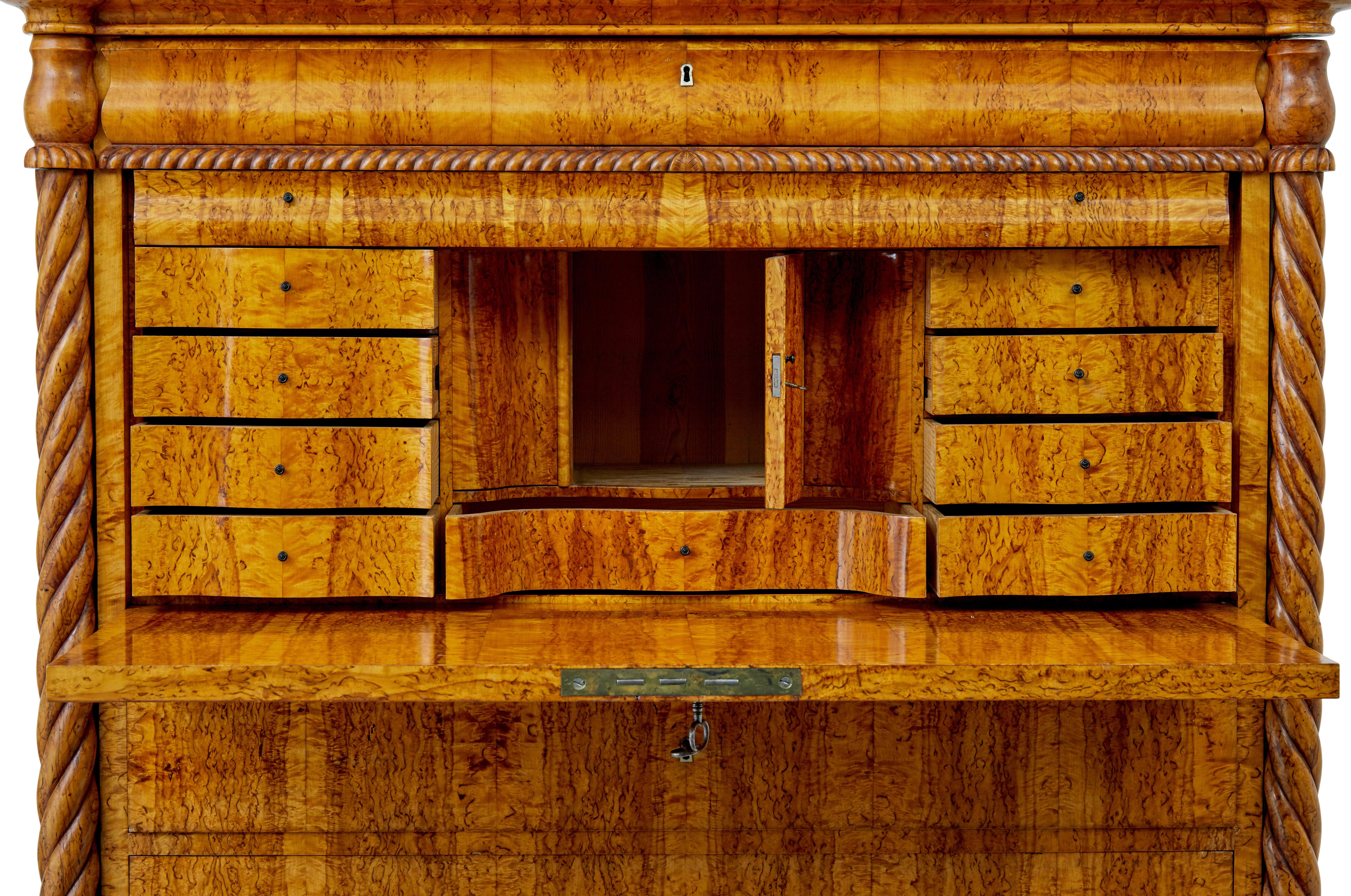 Scrittoio svedese in radica di betulla della metà del XIX secolo in vendita 4